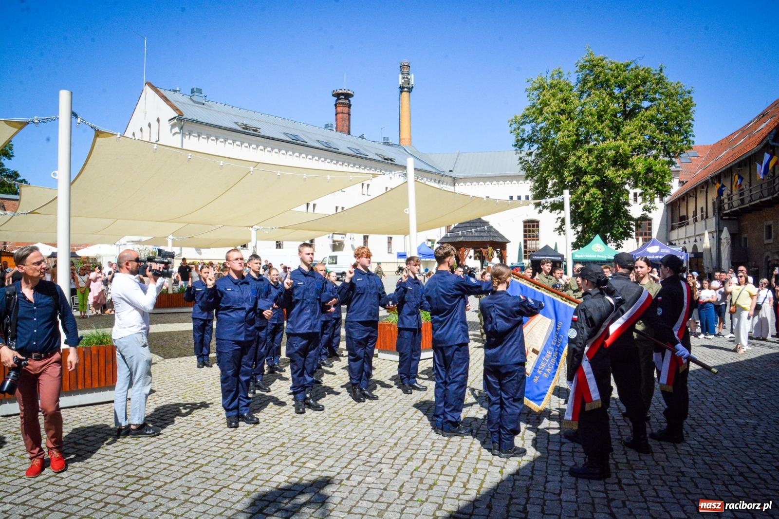 Zdjęcie w galerii na portalu naszraciborz.pl: Uroczyste ślubowanie klas mundurowych Zespołu Szkół Ekonomicznych na dziedzińcu zamku w Raciborzu wiadomości z regionu