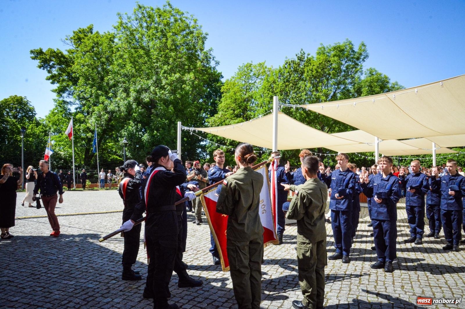 Zdjęcie w galerii na portalu naszraciborz.pl: Uroczyste ślubowanie klas mundurowych Zespołu Szkół Ekonomicznych na dziedzińcu zamku w Raciborzu wiadomości z regionu