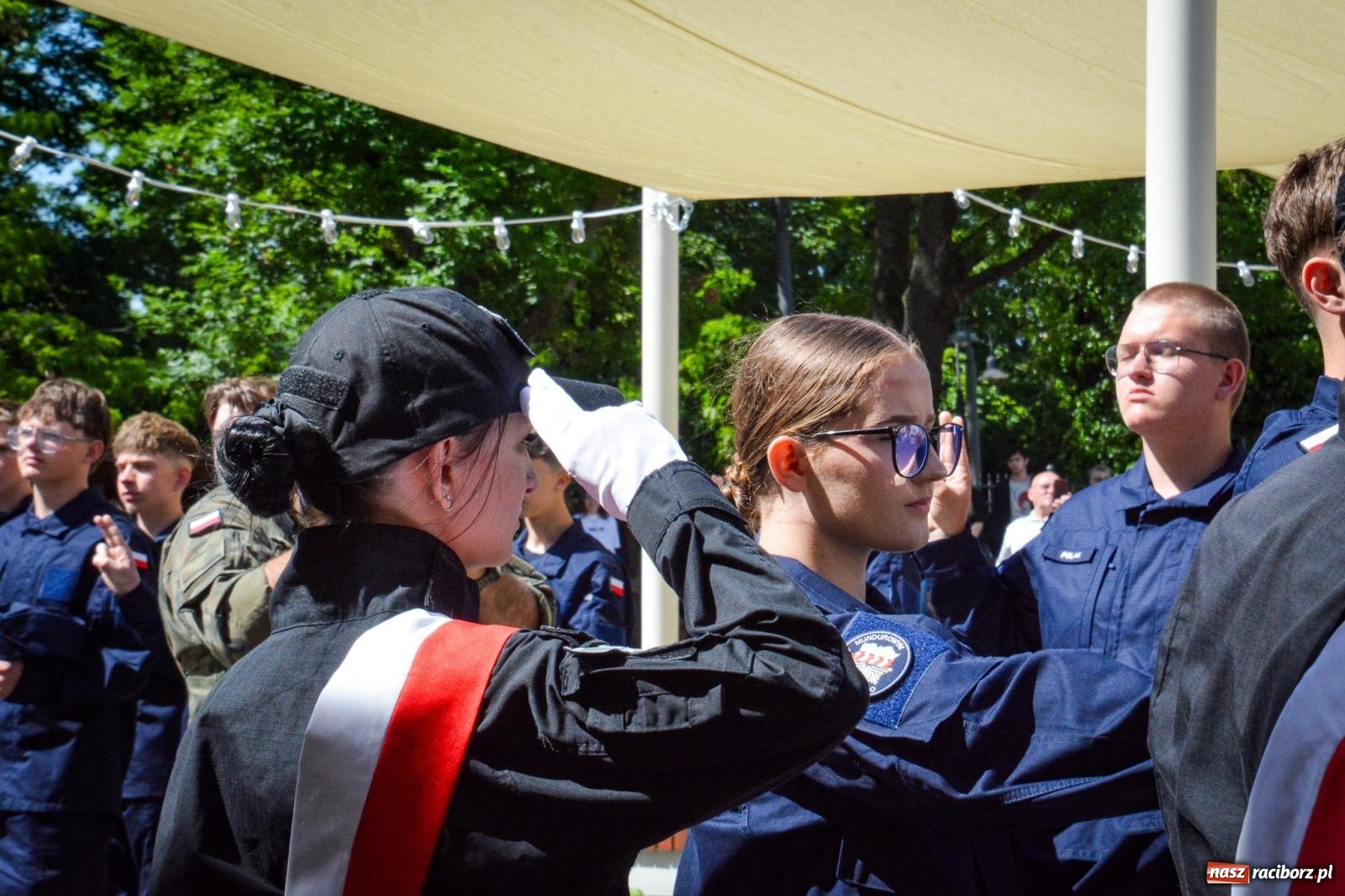 Zdjęcie w galerii na portalu naszraciborz.pl: Uroczyste ślubowanie klas mundurowych Zespołu Szkół Ekonomicznych na dziedzińcu zamku w Raciborzu wiadomości z regionu
