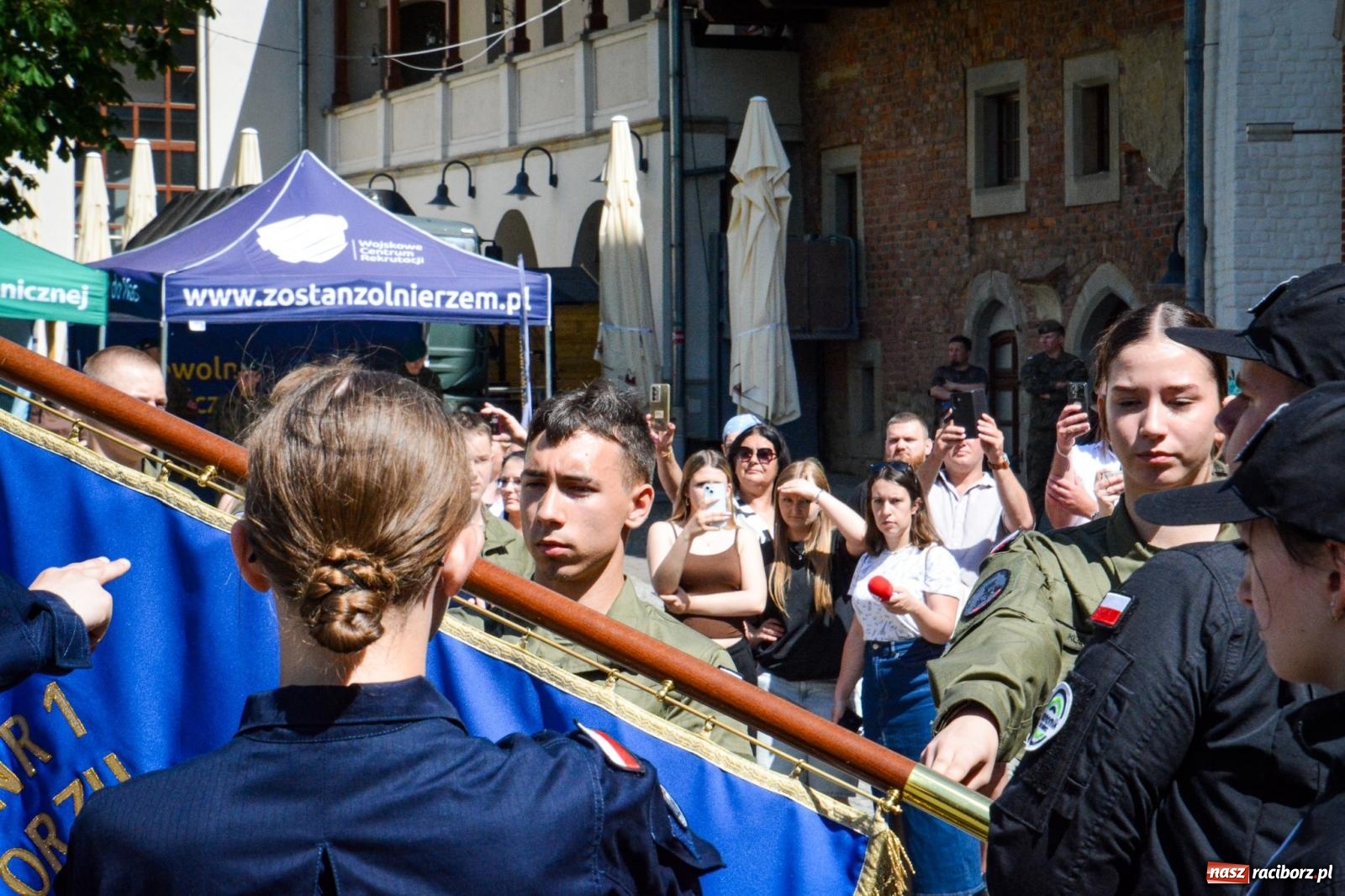 Zdjęcie w galerii na portalu naszraciborz.pl: Uroczyste ślubowanie klas mundurowych Zespołu Szkół Ekonomicznych na dziedzińcu zamku w Raciborzu wiadomości z regionu
