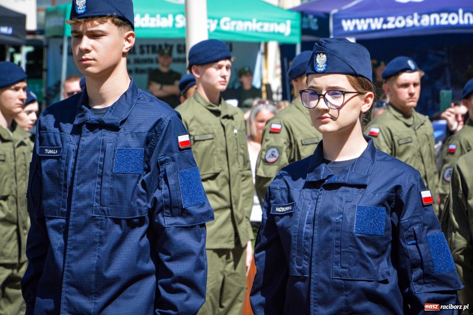 Zdjęcie w galerii na portalu naszraciborz.pl: Uroczyste ślubowanie klas mundurowych Zespołu Szkół Ekonomicznych na dziedzińcu zamku w Raciborzu wiadomości z regionu