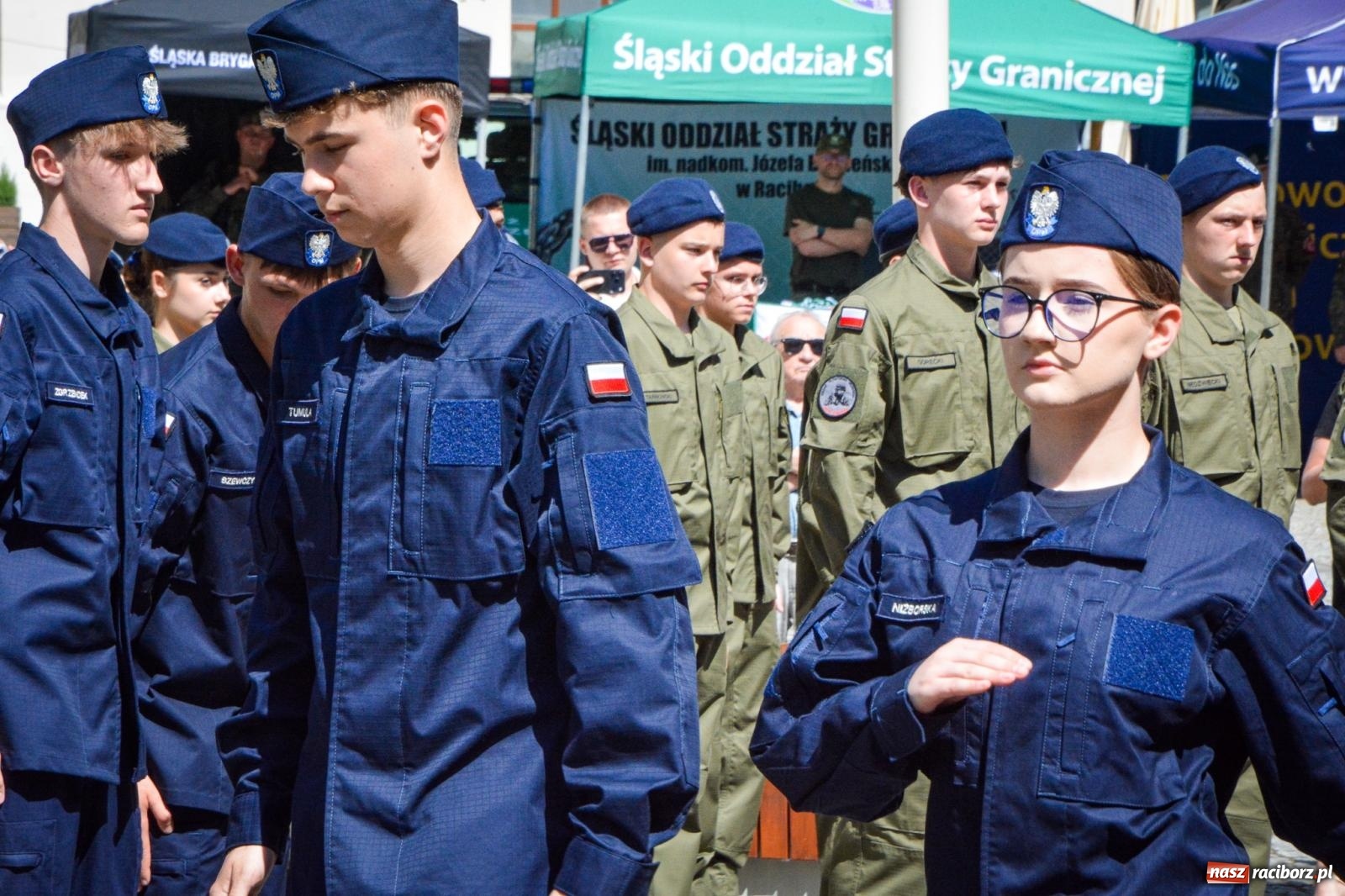 Zdjęcie w galerii na portalu naszraciborz.pl: Uroczyste ślubowanie klas mundurowych Zespołu Szkół Ekonomicznych na dziedzińcu zamku w Raciborzu wiadomości z regionu