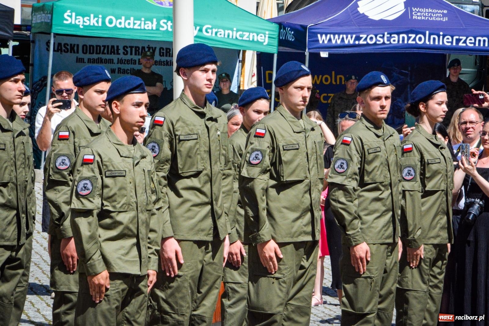 Zdjęcie w galerii na portalu naszraciborz.pl: Uroczyste ślubowanie klas mundurowych Zespołu Szkół Ekonomicznych na dziedzińcu zamku w Raciborzu wiadomości z regionu