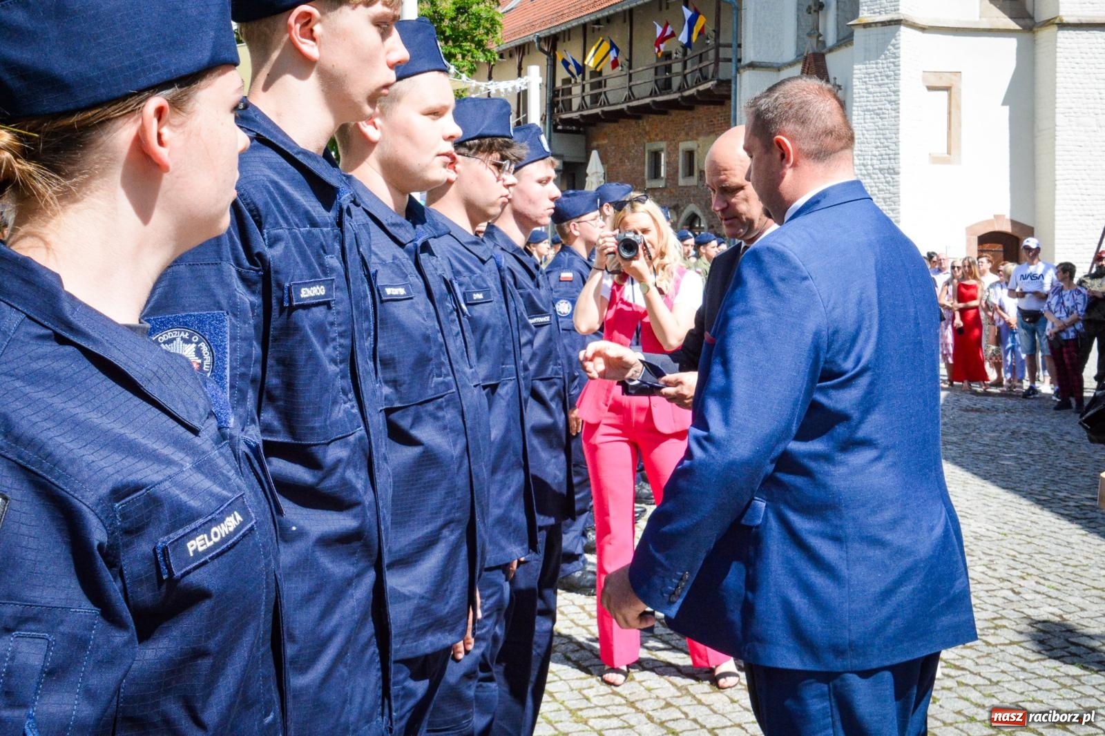 Zdjęcie w galerii na portalu naszraciborz.pl: Uroczyste ślubowanie klas mundurowych Zespołu Szkół Ekonomicznych na dziedzińcu zamku w Raciborzu wiadomości z regionu