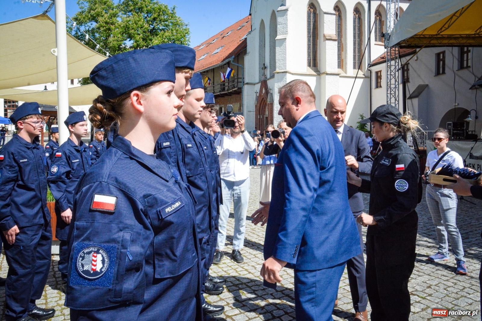 Zdjęcie w galerii na portalu naszraciborz.pl: Uroczyste ślubowanie klas mundurowych Zespołu Szkół Ekonomicznych na dziedzińcu zamku w Raciborzu wiadomości z regionu