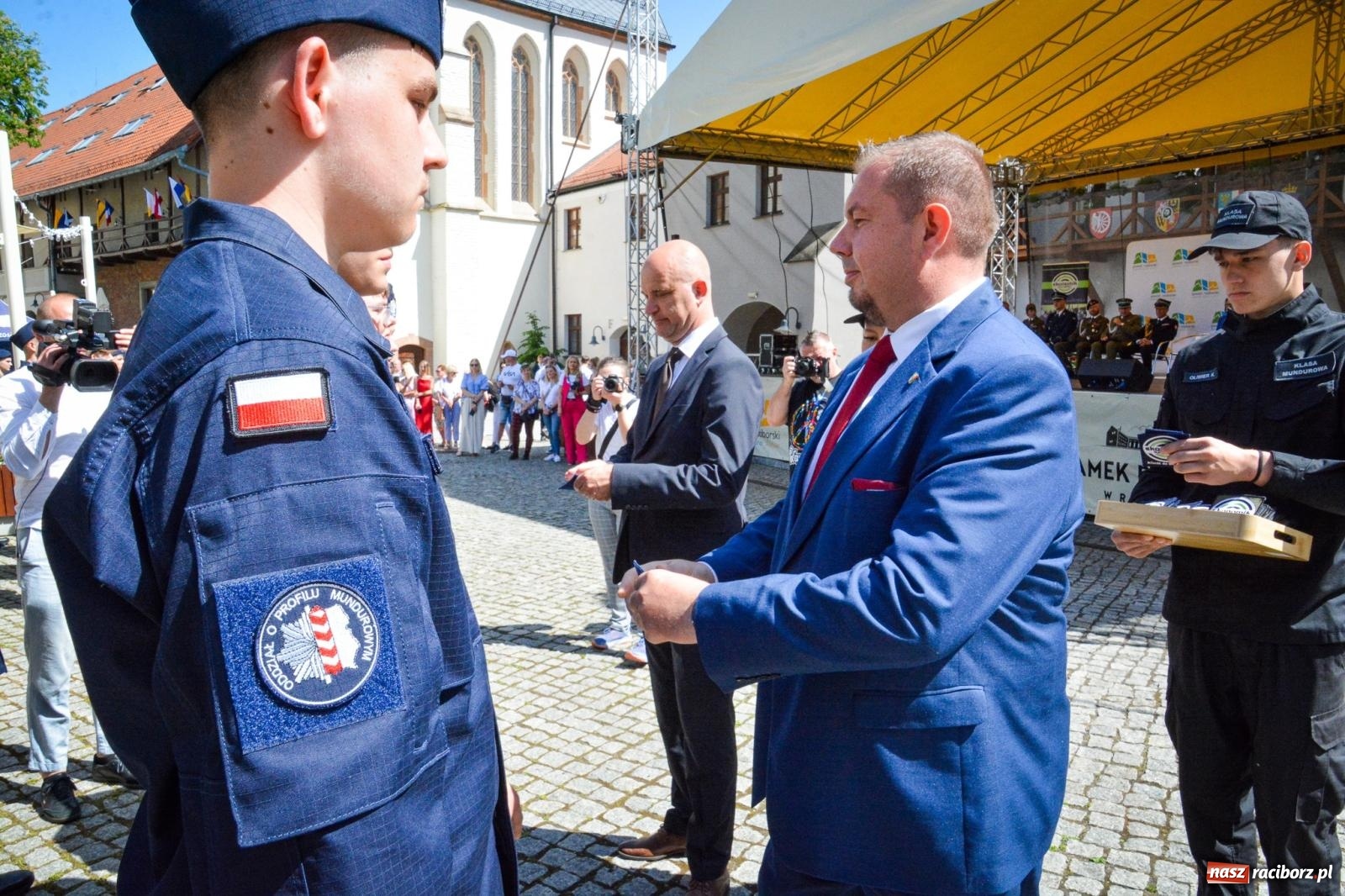 Zdjęcie w galerii na portalu naszraciborz.pl: Uroczyste ślubowanie klas mundurowych Zespołu Szkół Ekonomicznych na dziedzińcu zamku w Raciborzu wiadomości z regionu