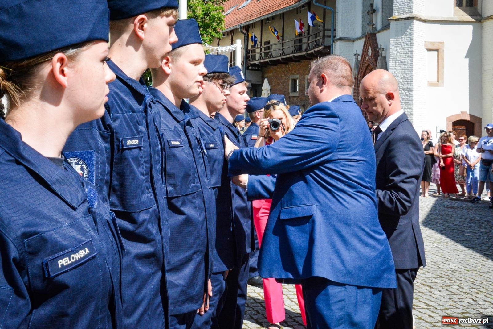 Zdjęcie w galerii na portalu naszraciborz.pl: Uroczyste ślubowanie klas mundurowych Zespołu Szkół Ekonomicznych na dziedzińcu zamku w Raciborzu wiadomości z regionu