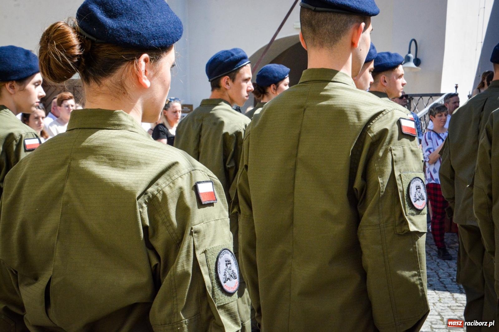 Zdjęcie w galerii na portalu naszraciborz.pl: Uroczyste ślubowanie klas mundurowych Zespołu Szkół Ekonomicznych na dziedzińcu zamku w Raciborzu wiadomości z regionu