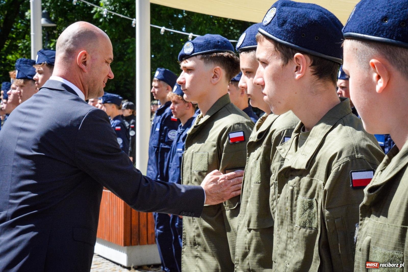 Zdjęcie w galerii na portalu naszraciborz.pl: Uroczyste ślubowanie klas mundurowych Zespołu Szkół Ekonomicznych na dziedzińcu zamku w Raciborzu wiadomości z regionu
