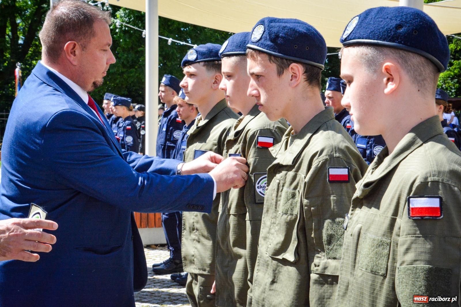 Zdjęcie w galerii na portalu naszraciborz.pl: Uroczyste ślubowanie klas mundurowych Zespołu Szkół Ekonomicznych na dziedzińcu zamku w Raciborzu wiadomości z regionu