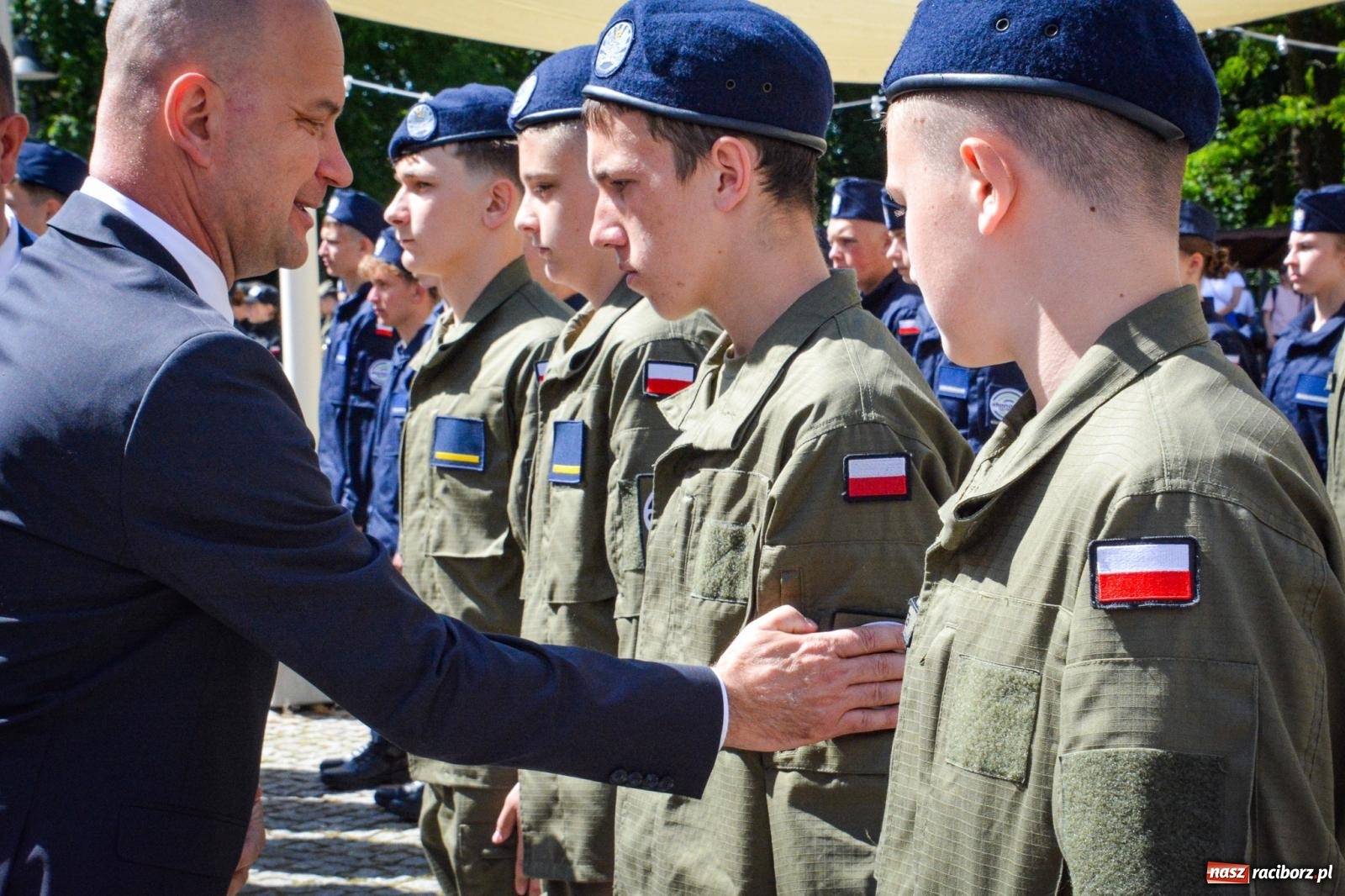 Zdjęcie w galerii na portalu naszraciborz.pl: Uroczyste ślubowanie klas mundurowych Zespołu Szkół Ekonomicznych na dziedzińcu zamku w Raciborzu wiadomości z regionu