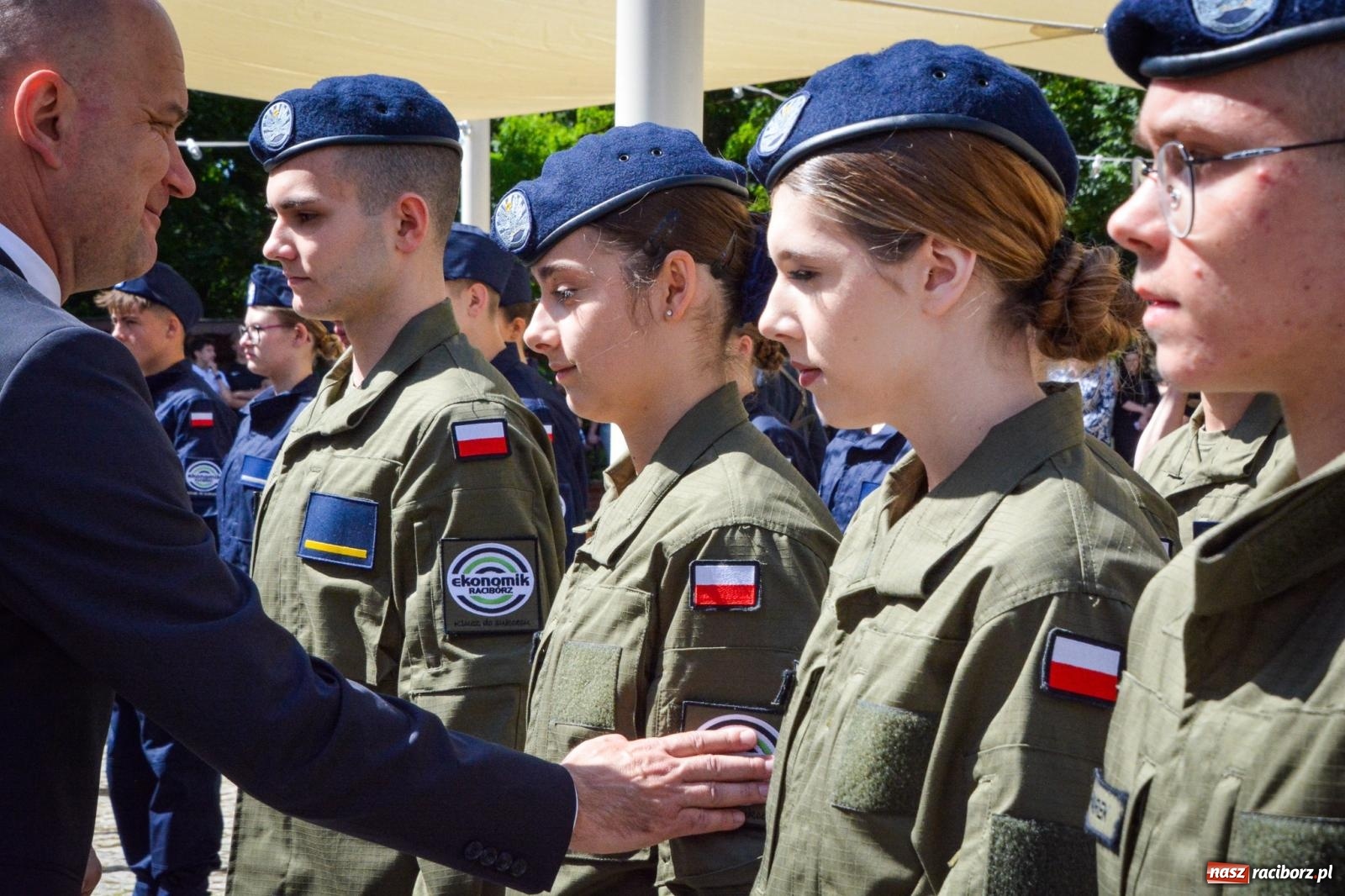 Zdjęcie w galerii na portalu naszraciborz.pl: Uroczyste ślubowanie klas mundurowych Zespołu Szkół Ekonomicznych na dziedzińcu zamku w Raciborzu wiadomości z regionu