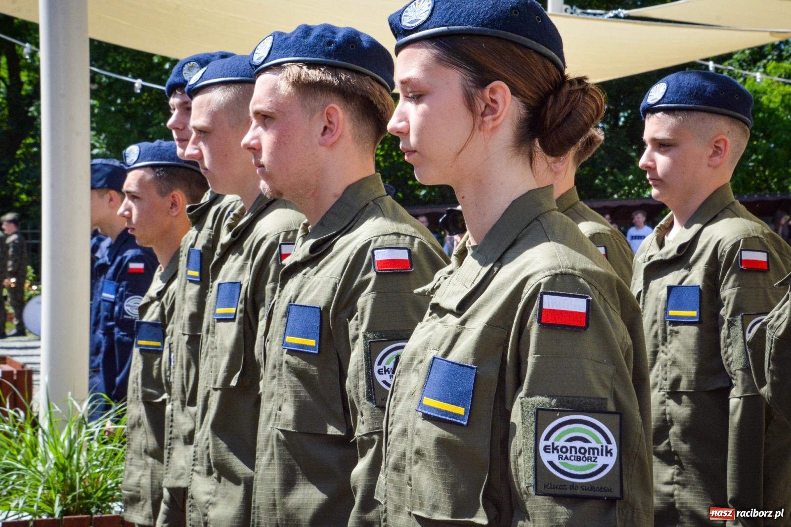 Zdjęcie w galerii na portalu naszraciborz.pl: Uroczyste ślubowanie klas mundurowych Zespołu Szkół Ekonomicznych na dziedzińcu zamku w Raciborzu wiadomości z regionu