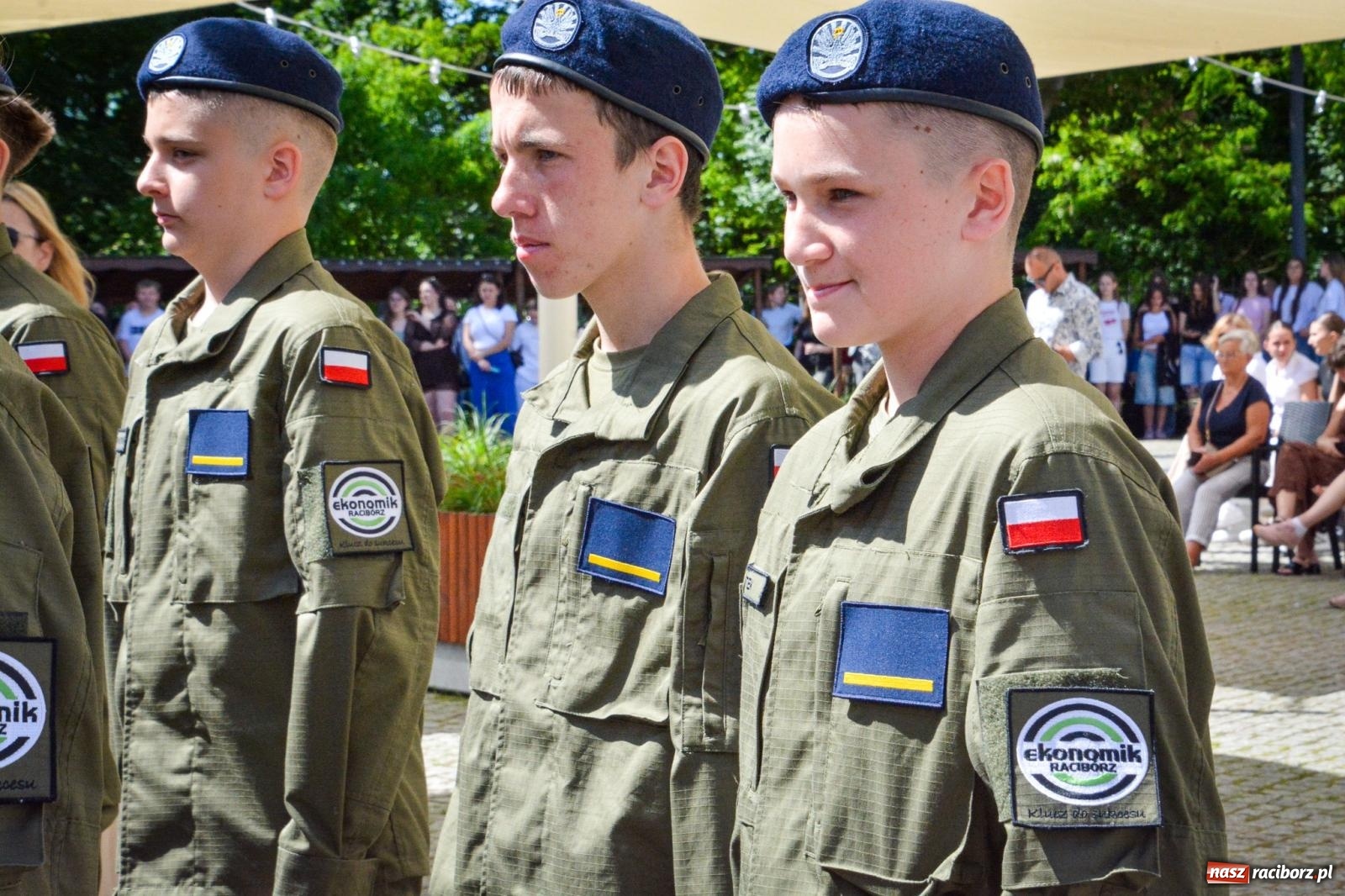 Zdjęcie w galerii na portalu naszraciborz.pl: Uroczyste ślubowanie klas mundurowych Zespołu Szkół Ekonomicznych na dziedzińcu zamku w Raciborzu wiadomości z regionu