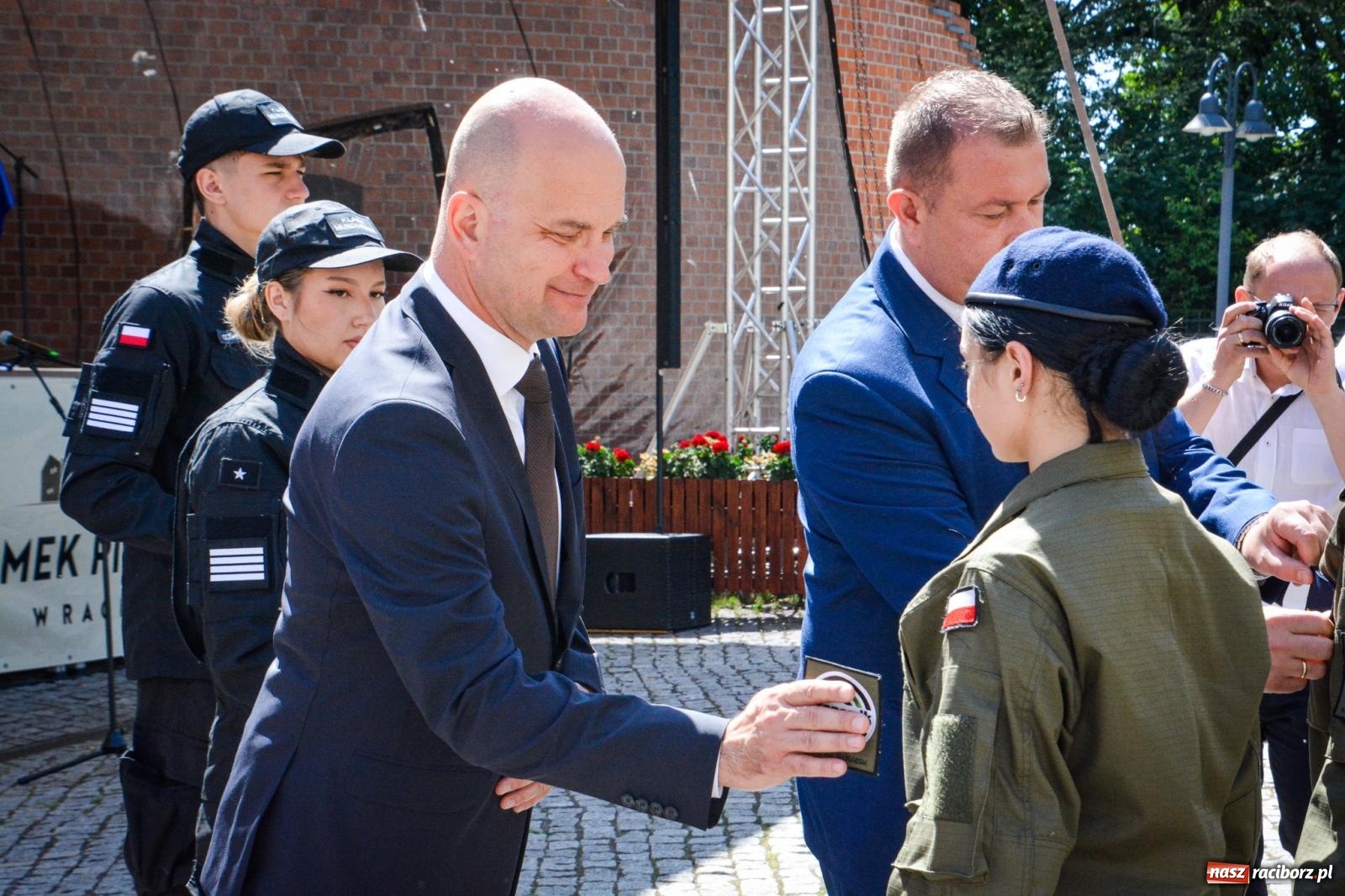 Zdjęcie w galerii na portalu naszraciborz.pl: Uroczyste ślubowanie klas mundurowych Zespołu Szkół Ekonomicznych na dziedzińcu zamku w Raciborzu wiadomości z regionu