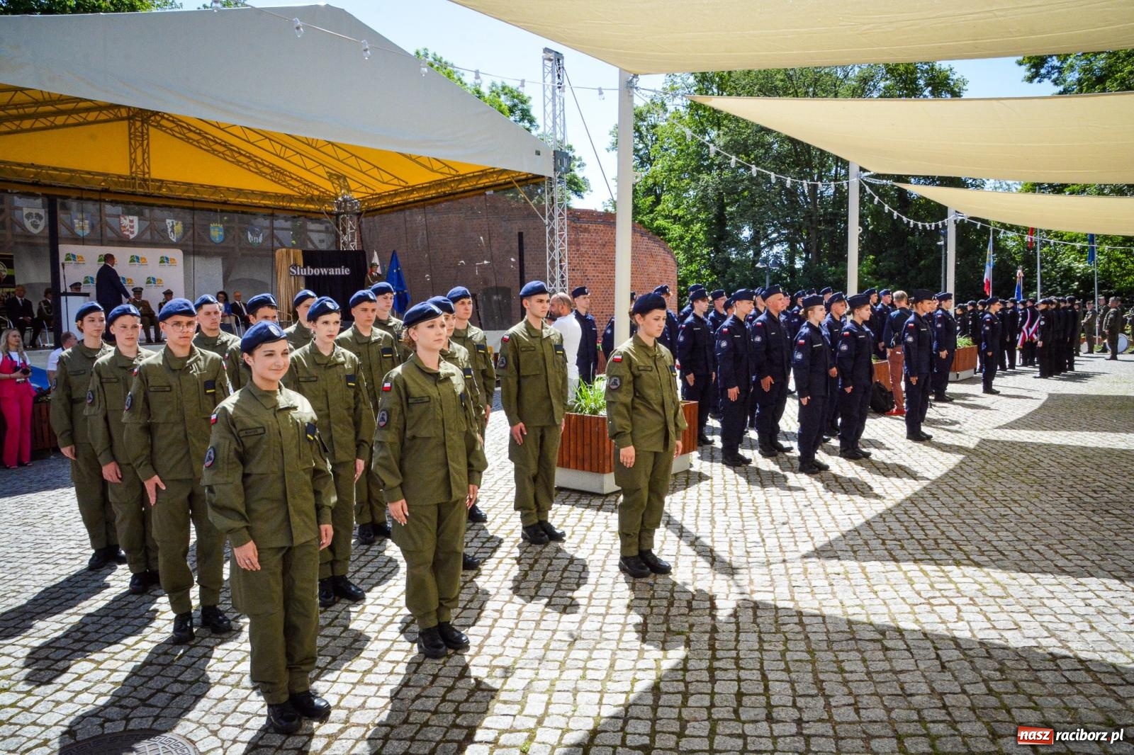 Zdjęcie w galerii na portalu naszraciborz.pl: Uroczyste ślubowanie klas mundurowych Zespołu Szkół Ekonomicznych na dziedzińcu zamku w Raciborzu wiadomości z regionu