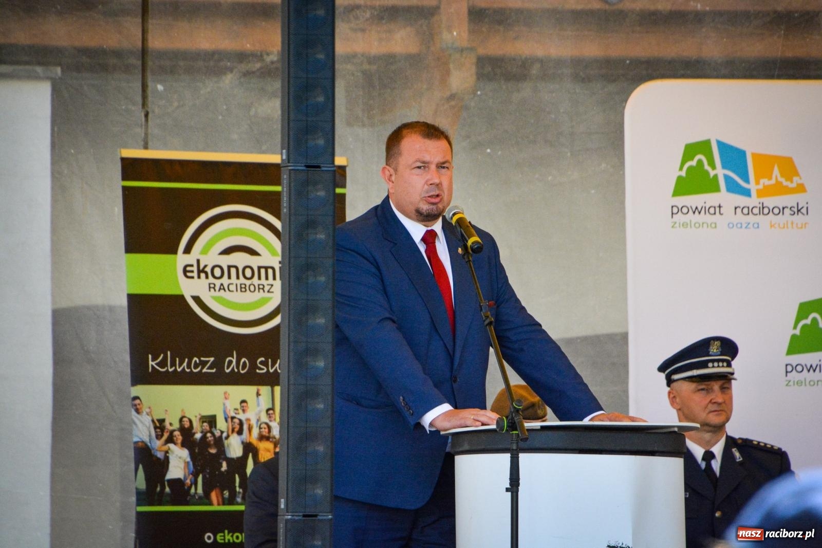 Zdjęcie w galerii na portalu naszraciborz.pl: Uroczyste ślubowanie klas mundurowych Zespołu Szkół Ekonomicznych na dziedzińcu zamku w Raciborzu wiadomości z regionu