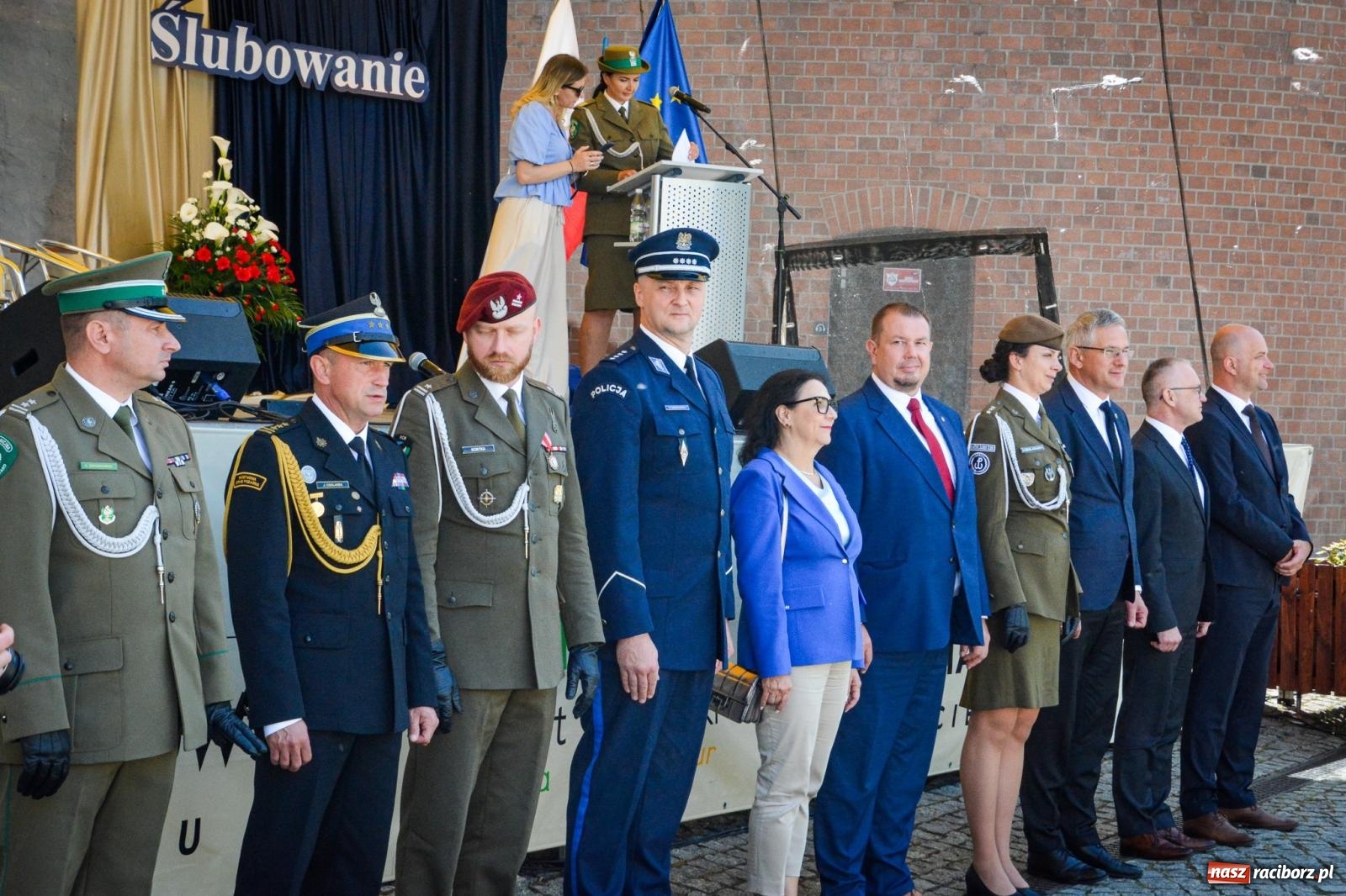 Zdjęcie w galerii na portalu naszraciborz.pl: Uroczyste ślubowanie klas mundurowych Zespołu Szkół Ekonomicznych na dziedzińcu zamku w Raciborzu wiadomości z regionu