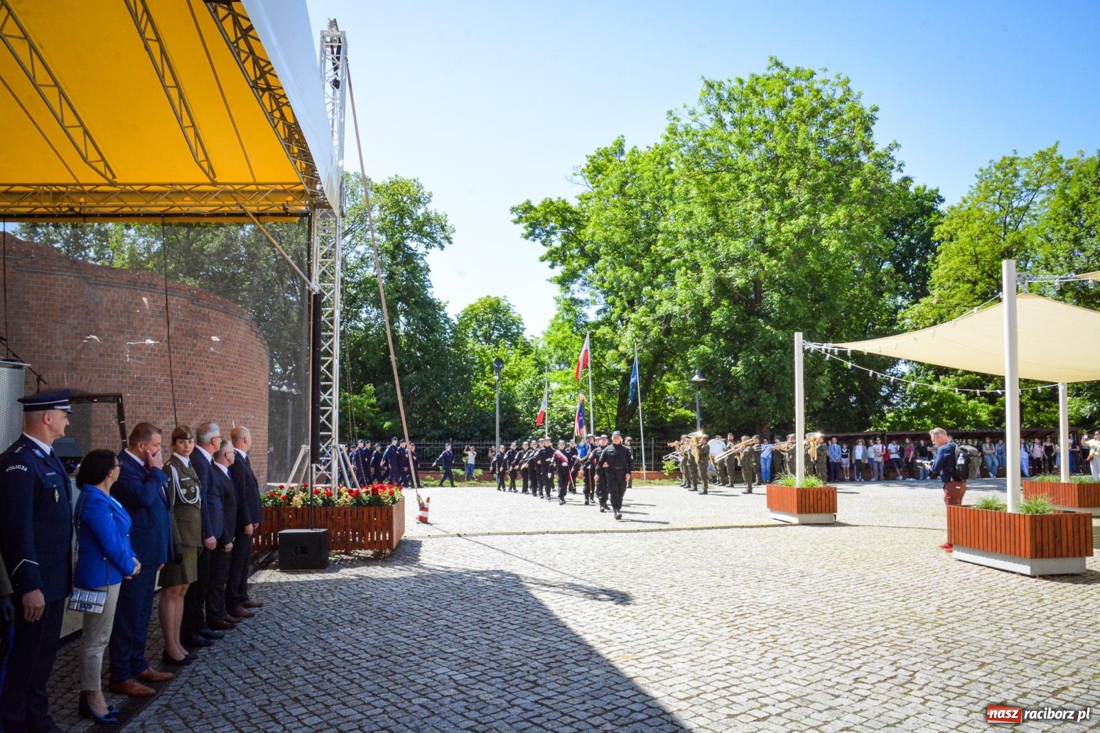 Zdjęcie w galerii na portalu naszraciborz.pl: Uroczyste ślubowanie klas mundurowych Zespołu Szkół Ekonomicznych na dziedzińcu zamku w Raciborzu wiadomości z regionu