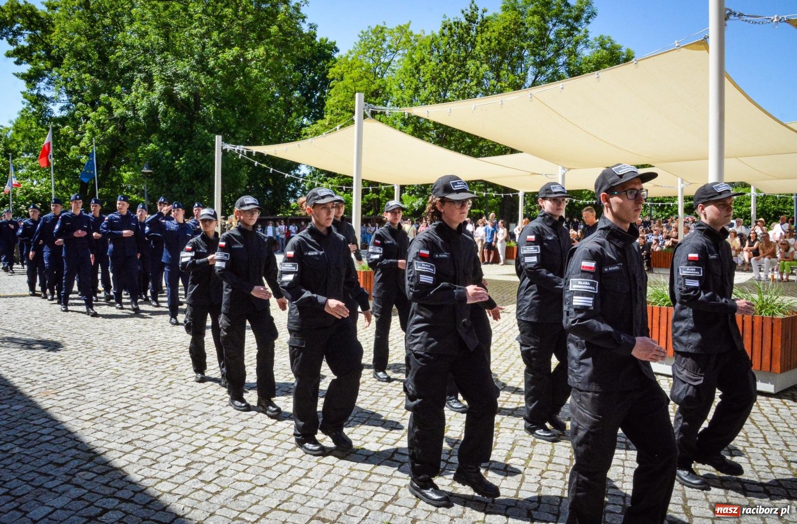 Zdjęcie w galerii na portalu naszraciborz.pl: Uroczyste ślubowanie klas mundurowych Zespołu Szkół Ekonomicznych na dziedzińcu zamku w Raciborzu wiadomości z regionu