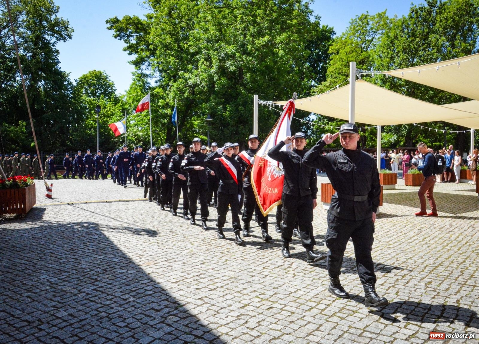 Zdjęcie w galerii na portalu naszraciborz.pl: Uroczyste ślubowanie klas mundurowych Zespołu Szkół Ekonomicznych na dziedzińcu zamku w Raciborzu wiadomości z regionu