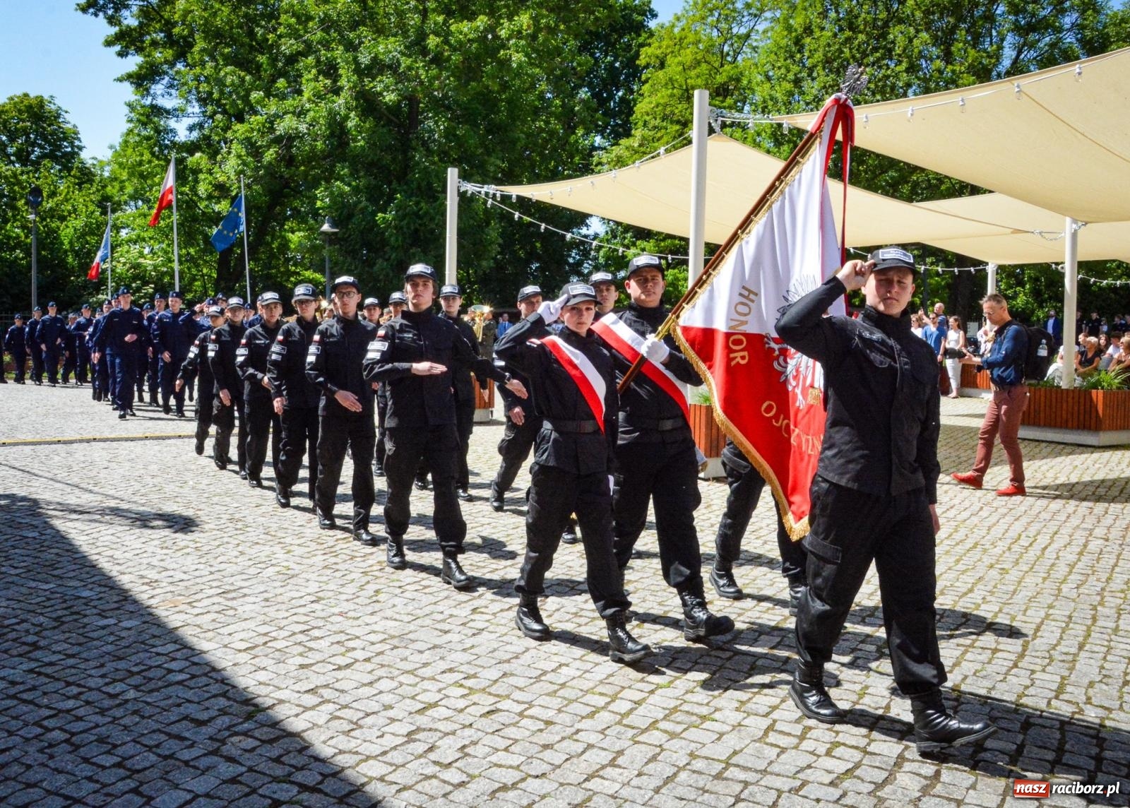 Zdjęcie w galerii na portalu naszraciborz.pl: Uroczyste ślubowanie klas mundurowych Zespołu Szkół Ekonomicznych na dziedzińcu zamku w Raciborzu wiadomości z regionu