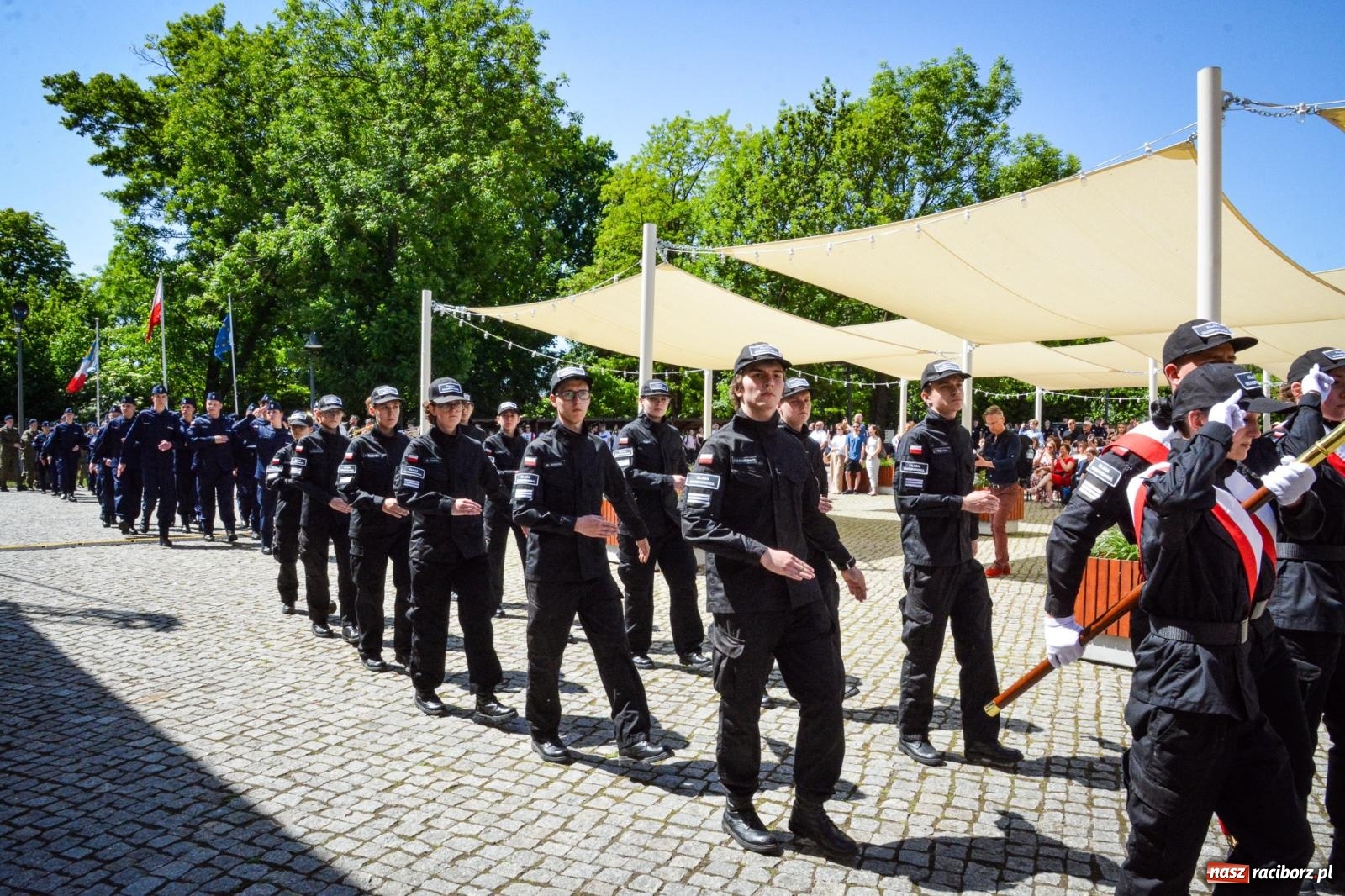 Zdjęcie w galerii na portalu naszraciborz.pl: Uroczyste ślubowanie klas mundurowych Zespołu Szkół Ekonomicznych na dziedzińcu zamku w Raciborzu wiadomości z regionu