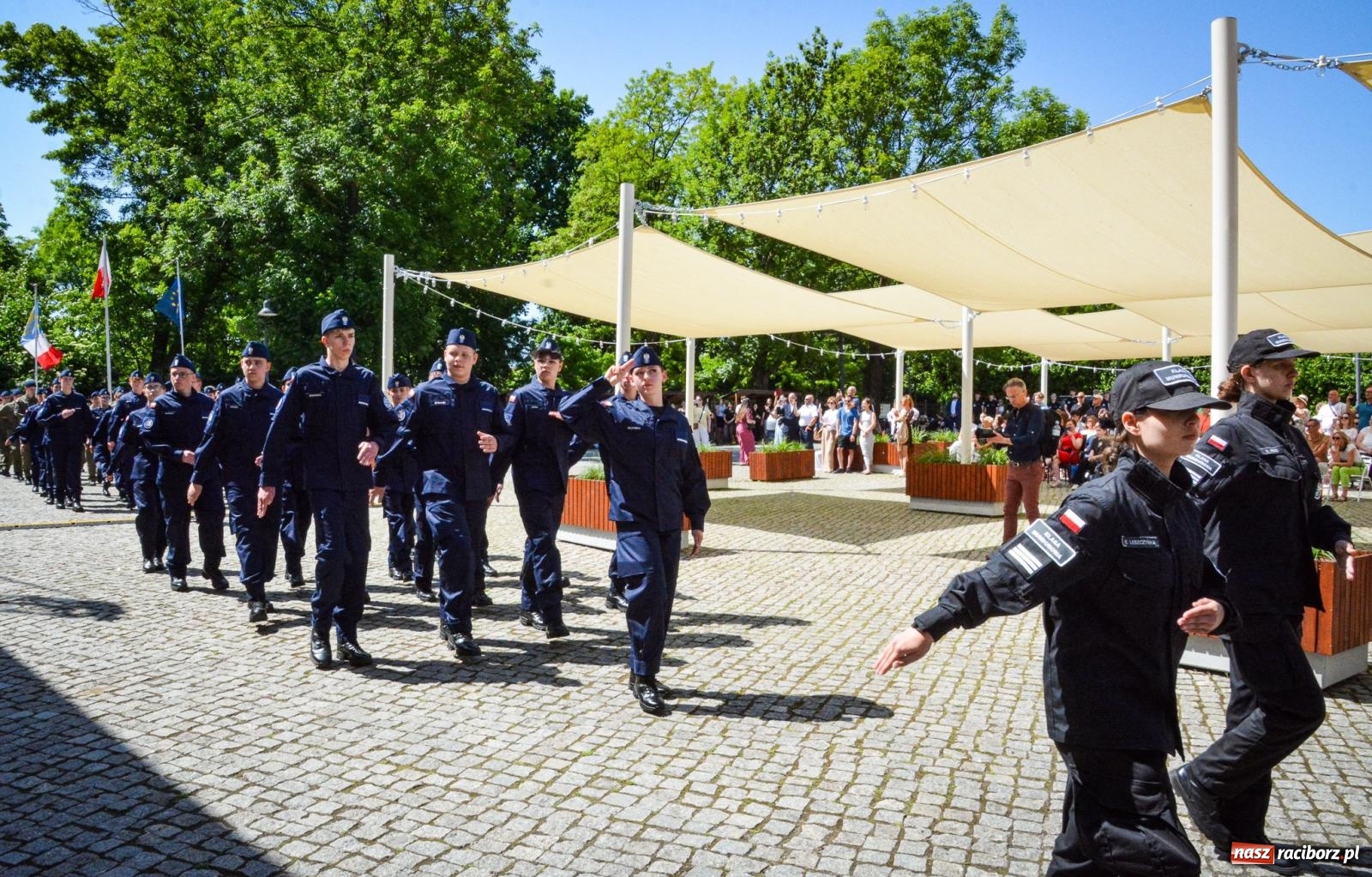 Zdjęcie w galerii na portalu naszraciborz.pl: Uroczyste ślubowanie klas mundurowych Zespołu Szkół Ekonomicznych na dziedzińcu zamku w Raciborzu wiadomości z regionu