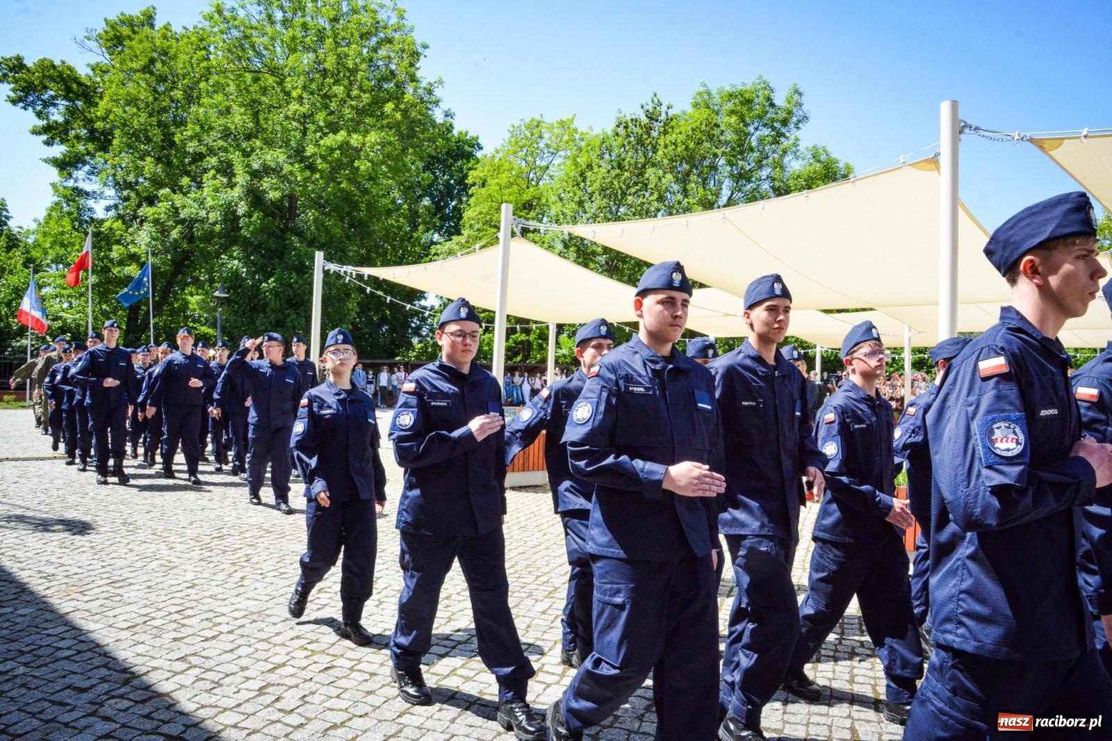 Zdjęcie w galerii na portalu naszraciborz.pl: Uroczyste ślubowanie klas mundurowych Zespołu Szkół Ekonomicznych na dziedzińcu zamku w Raciborzu wiadomości z regionu