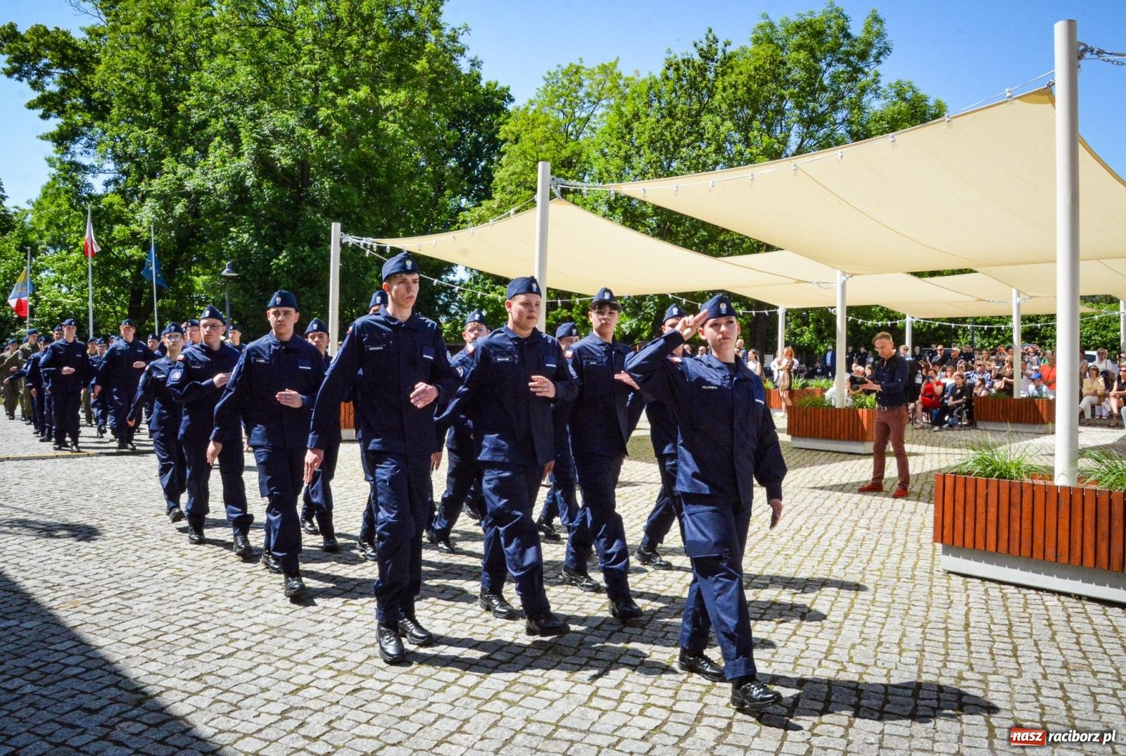 Zdjęcie w galerii na portalu naszraciborz.pl: Uroczyste ślubowanie klas mundurowych Zespołu Szkół Ekonomicznych na dziedzińcu zamku w Raciborzu wiadomości z regionu
