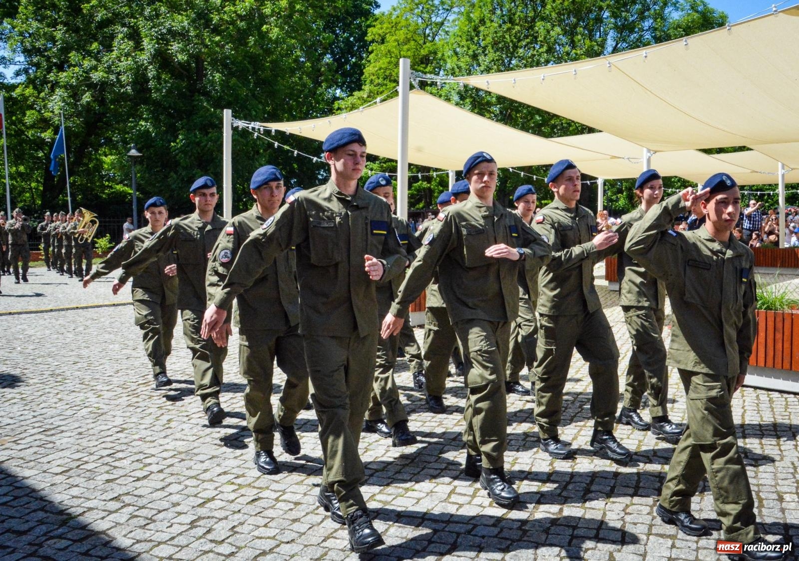 Zdjęcie w galerii na portalu naszraciborz.pl: Uroczyste ślubowanie klas mundurowych Zespołu Szkół Ekonomicznych na dziedzińcu zamku w Raciborzu wiadomości z regionu