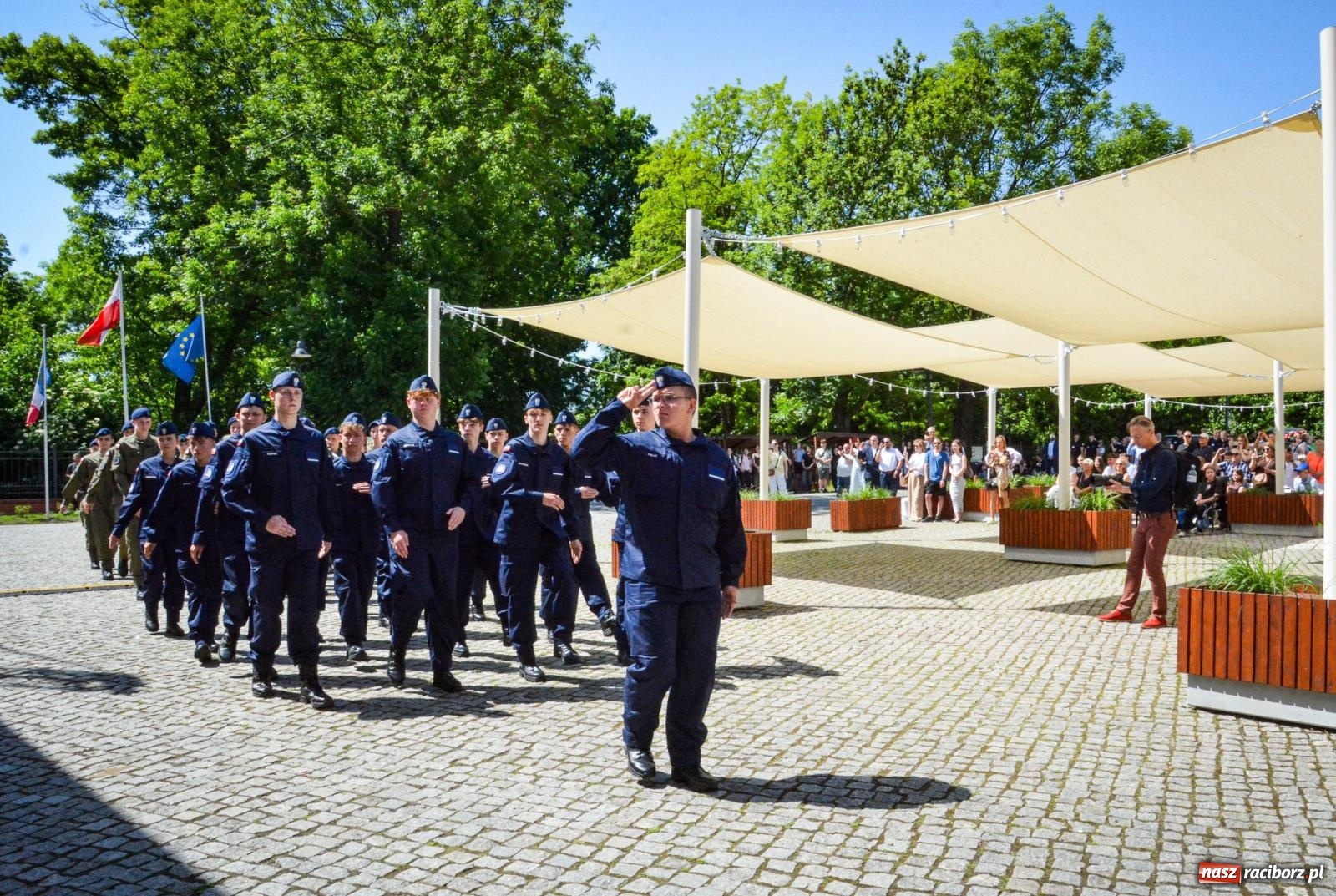 Zdjęcie w galerii na portalu naszraciborz.pl: Uroczyste ślubowanie klas mundurowych Zespołu Szkół Ekonomicznych na dziedzińcu zamku w Raciborzu wiadomości z regionu