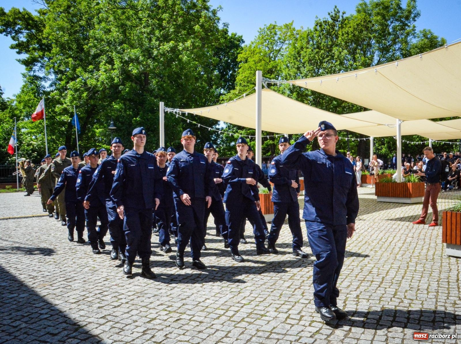 Zdjęcie w galerii na portalu naszraciborz.pl: Uroczyste ślubowanie klas mundurowych Zespołu Szkół Ekonomicznych na dziedzińcu zamku w Raciborzu wiadomości z regionu