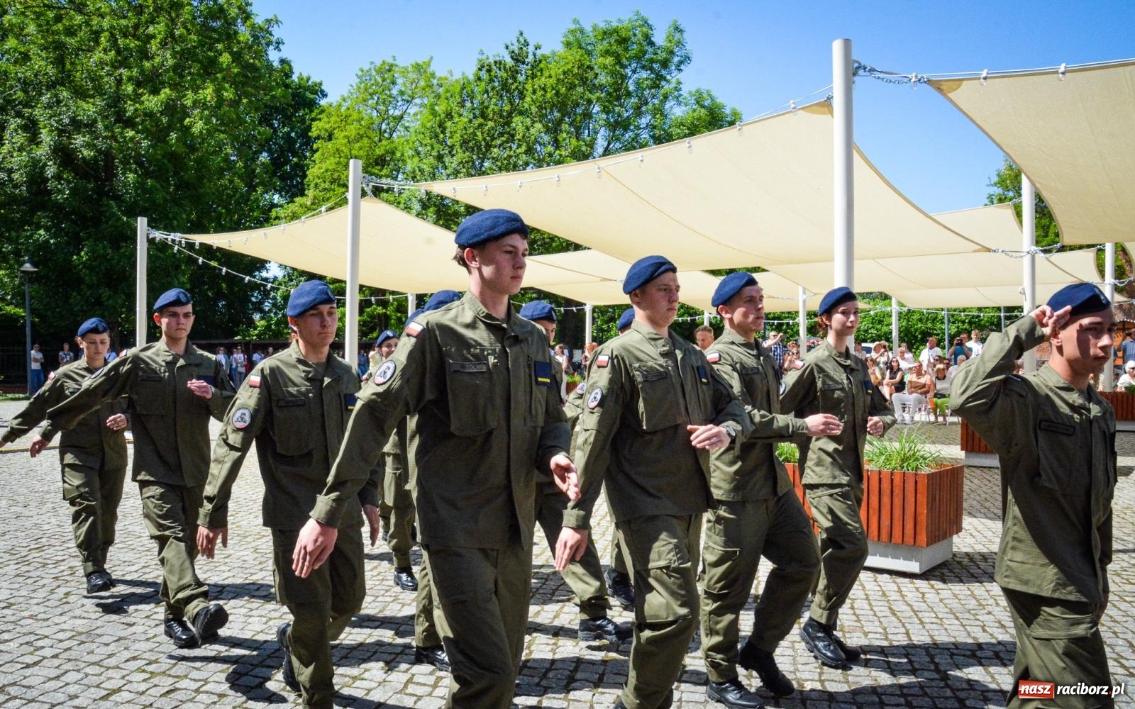 Zdjęcie w galerii na portalu naszraciborz.pl: Uroczyste ślubowanie klas mundurowych Zespołu Szkół Ekonomicznych na dziedzińcu zamku w Raciborzu wiadomości z regionu
