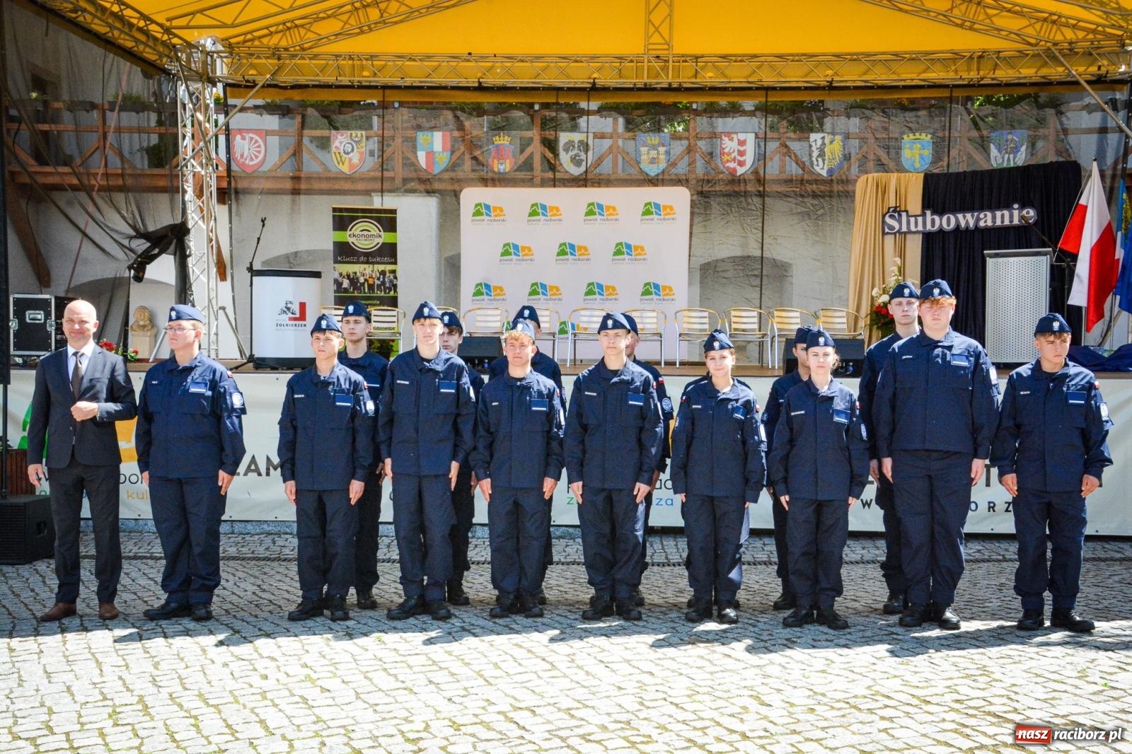 Zdjęcie w galerii na portalu naszraciborz.pl: Uroczyste ślubowanie klas mundurowych Zespołu Szkół Ekonomicznych na dziedzińcu zamku w Raciborzu wiadomości z regionu