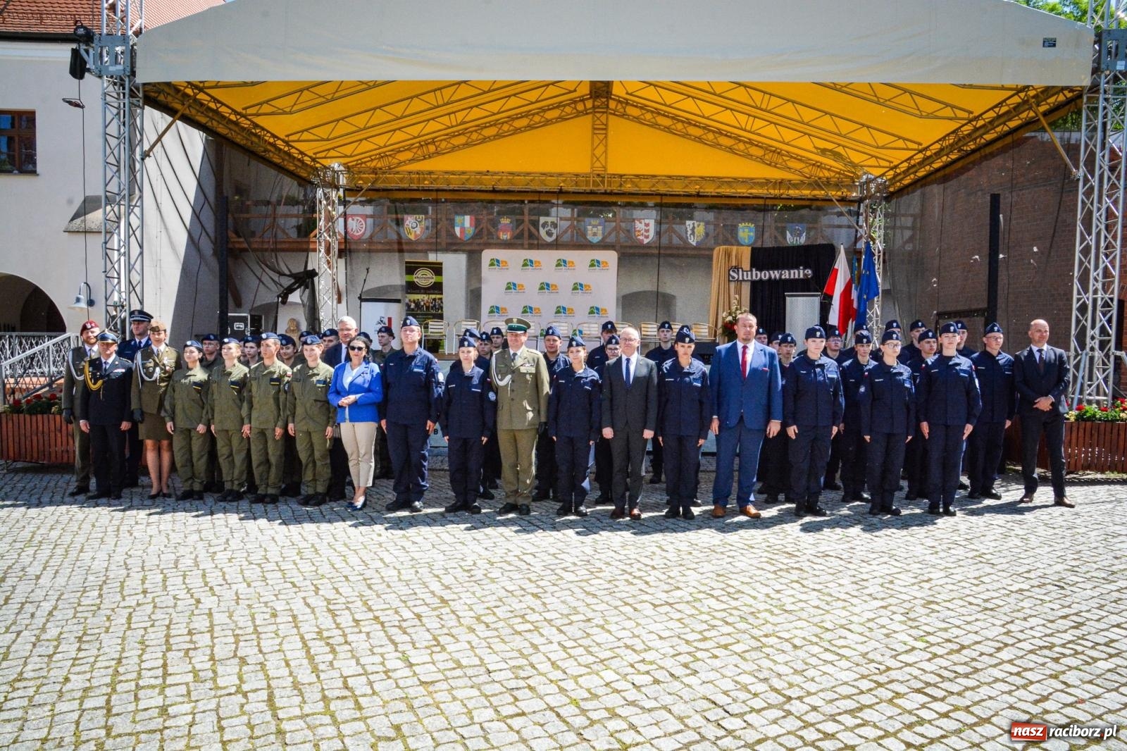 Zdjęcie w galerii na portalu naszraciborz.pl: Uroczyste ślubowanie klas mundurowych Zespołu Szkół Ekonomicznych na dziedzińcu zamku w Raciborzu wiadomości z regionu