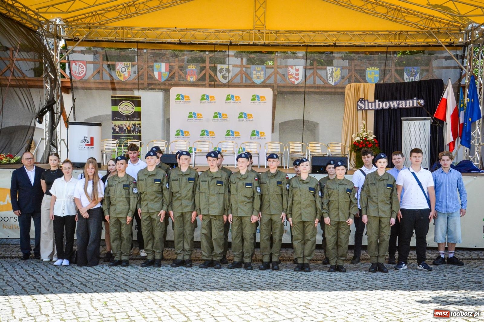 Zdjęcie w galerii na portalu naszraciborz.pl: Uroczyste ślubowanie klas mundurowych Zespołu Szkół Ekonomicznych na dziedzińcu zamku w Raciborzu wiadomości z regionu