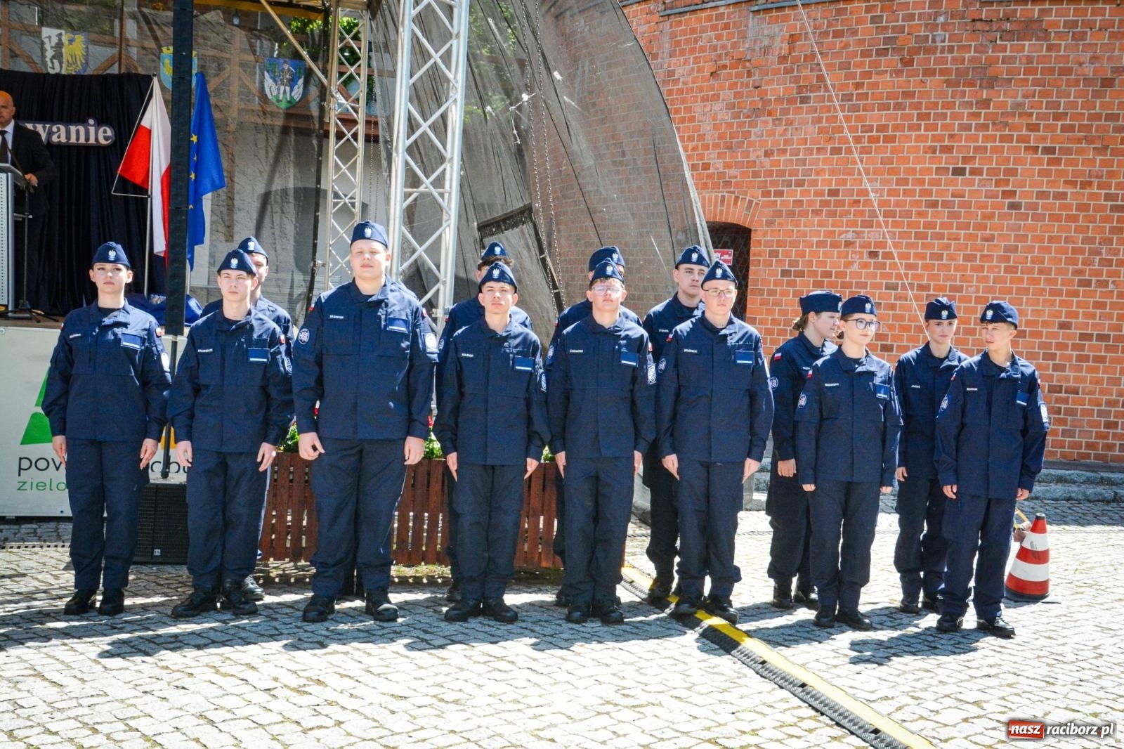 Zdjęcie w galerii na portalu naszraciborz.pl: Uroczyste ślubowanie klas mundurowych Zespołu Szkół Ekonomicznych na dziedzińcu zamku w Raciborzu wiadomości z regionu