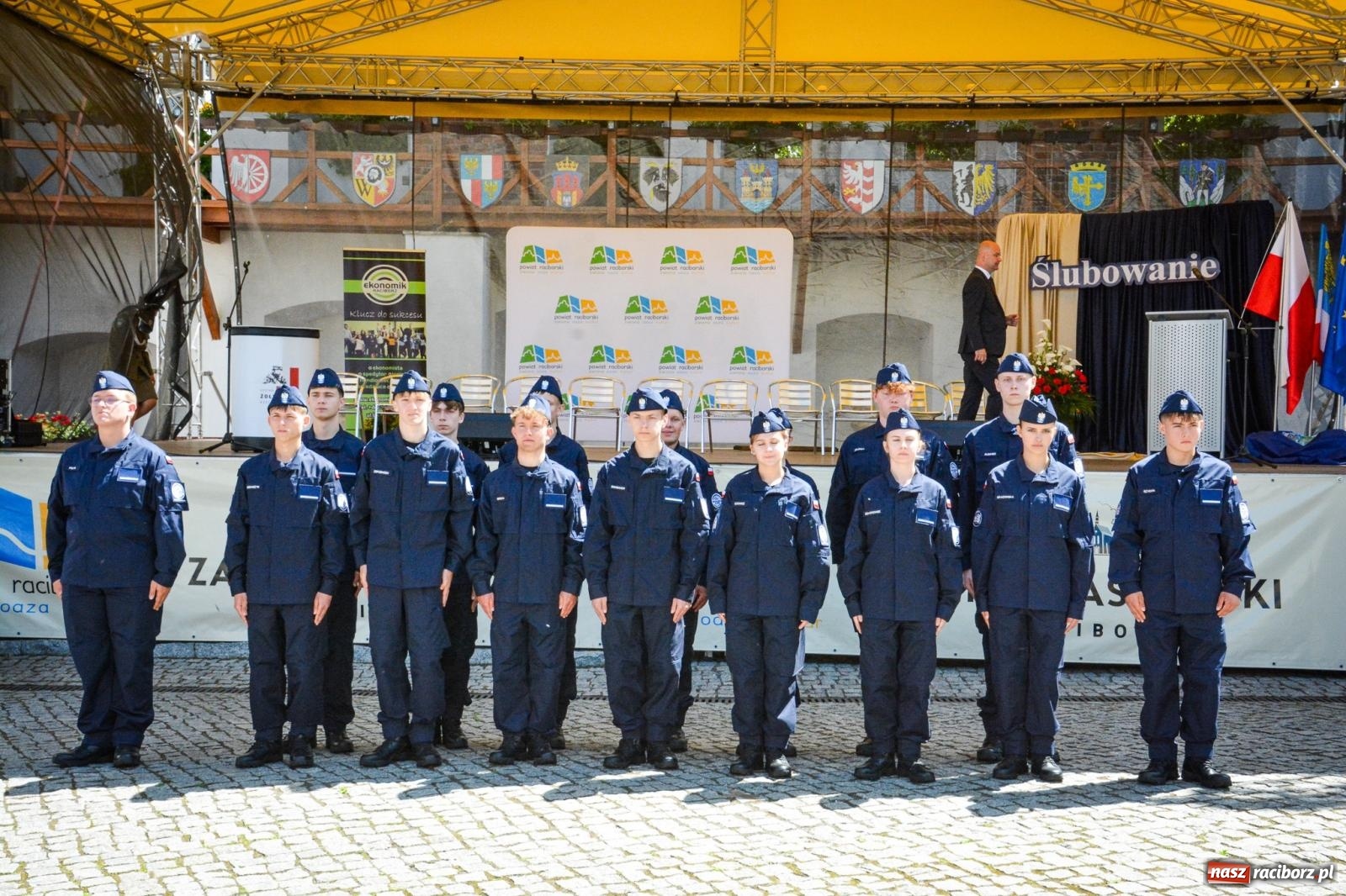 Zdjęcie w galerii na portalu naszraciborz.pl: Uroczyste ślubowanie klas mundurowych Zespołu Szkół Ekonomicznych na dziedzińcu zamku w Raciborzu wiadomości z regionu