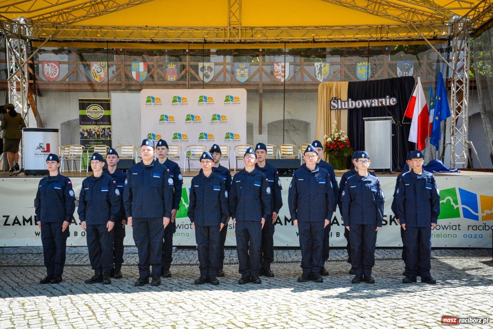 Zdjęcie w galerii na portalu naszraciborz.pl: Uroczyste ślubowanie klas mundurowych Zespołu Szkół Ekonomicznych na dziedzińcu zamku w Raciborzu wiadomości z regionu