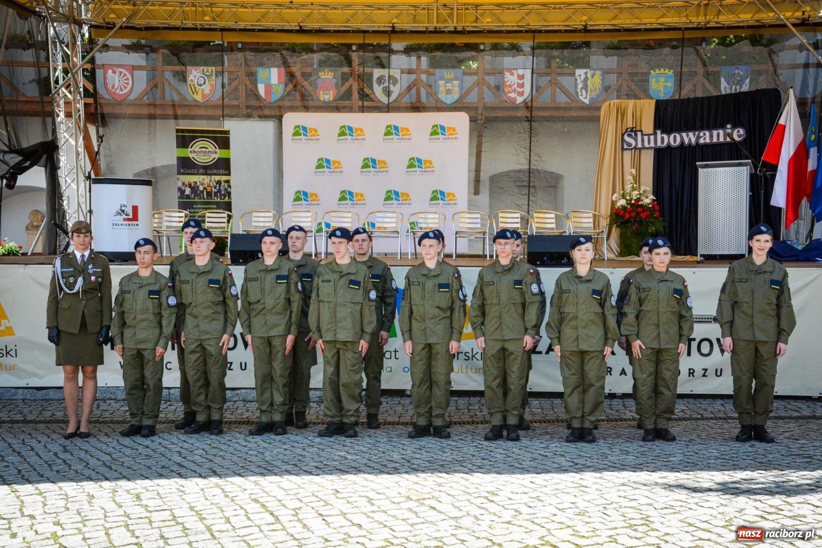 Zdjęcie w galerii na portalu naszraciborz.pl: Uroczyste ślubowanie klas mundurowych Zespołu Szkół Ekonomicznych na dziedzińcu zamku w Raciborzu wiadomości z regionu