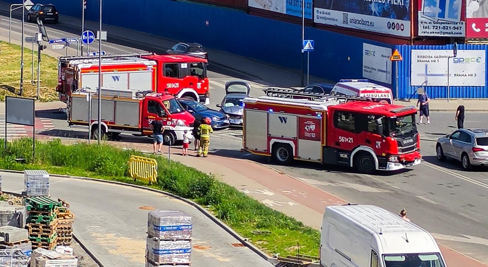 Zdjęcie w galerii na portalu naszraciborz.pl: Zderzenie trzech pojazdów na Łąkowej, potrącenie na Stalmacha wiadomości z regionu