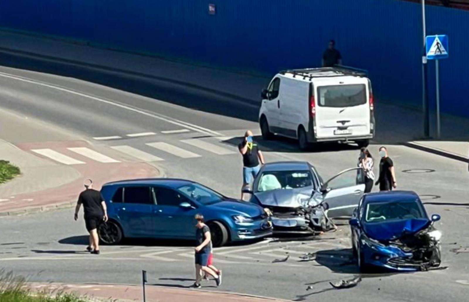 Zdjęcie w galerii na portalu naszraciborz.pl: Zderzenie trzech pojazdów na Łąkowej, potrącenie na Stalmacha wiadomości z regionu
