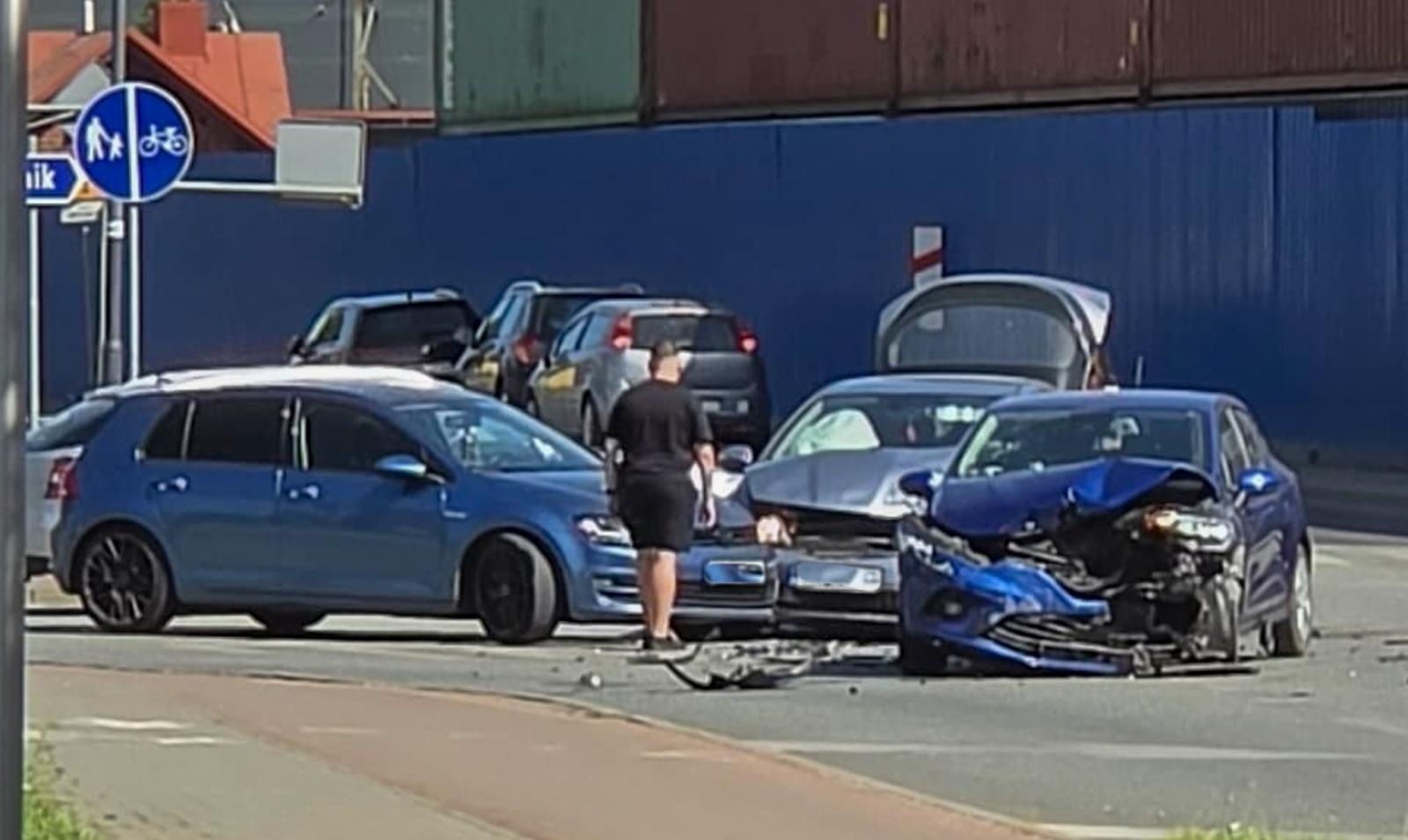 Zdjęcie w galerii na portalu naszraciborz.pl: Zderzenie trzech pojazdów na Łąkowej, potrącenie na Stalmacha wiadomości z regionu