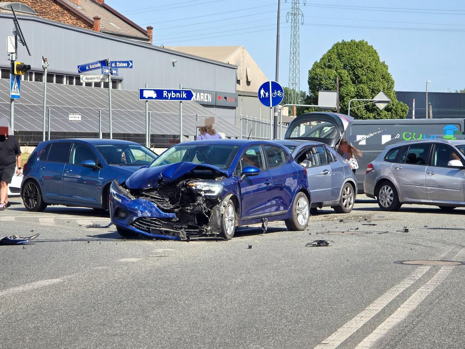Zdjęcie w galerii na portalu naszraciborz.pl: Zderzenie trzech pojazdów na Łąkowej, potrącenie na Stalmacha wiadomości z regionu