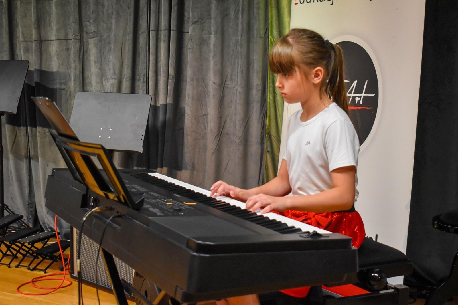 Zdjęcie w galerii na portalu naszraciborz.pl: Muzyczny bukiet dla mam. Koncert na Zamku Piastowskim wiadomości z regionu