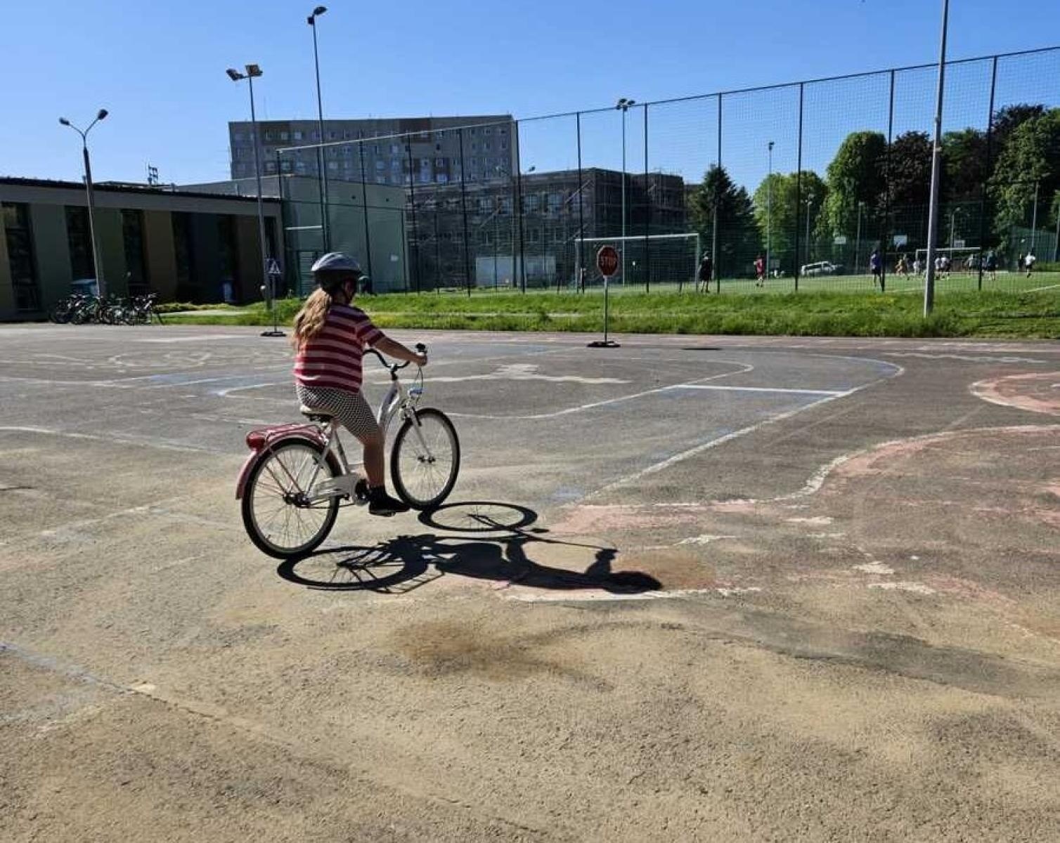 Zdjęcie w galerii na portalu naszraciborz.pl: Policjanci sprawdzają umiejętności młodych rowerzystów. Egzaminy na kartę rowerową w raciborskich szkołach wiadomości z regionu