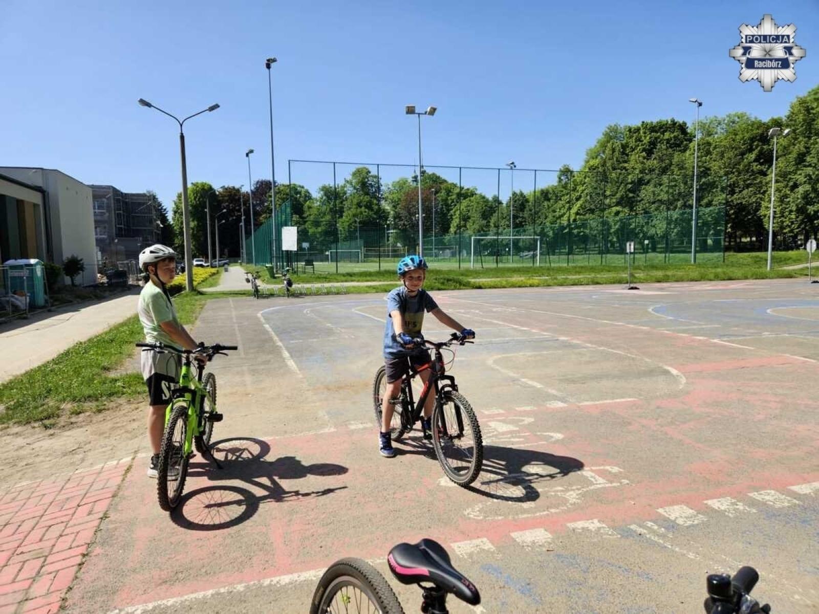 Zdjęcie w galerii na portalu naszraciborz.pl: Policjanci sprawdzają umiejętności młodych rowerzystów. Egzaminy na kartę rowerową w raciborskich szkołach wiadomości z regionu