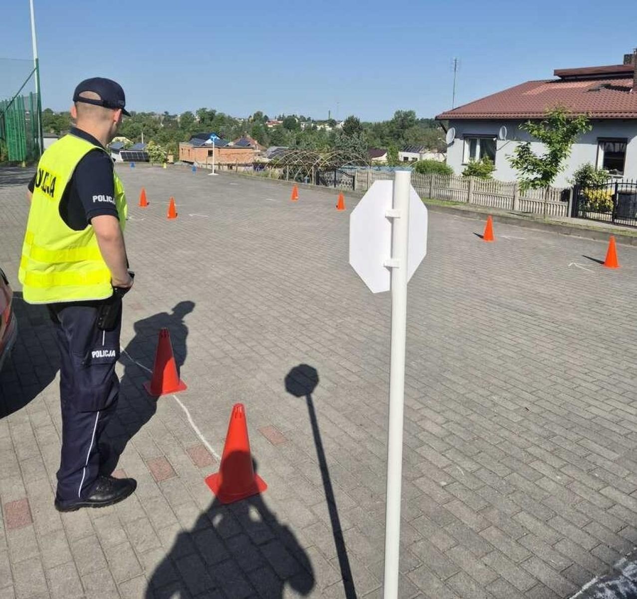 Zdjęcie w galerii na portalu naszraciborz.pl: Policjanci sprawdzają umiejętności młodych rowerzystów. Egzaminy na kartę rowerową w raciborskich szkołach wiadomości z regionu