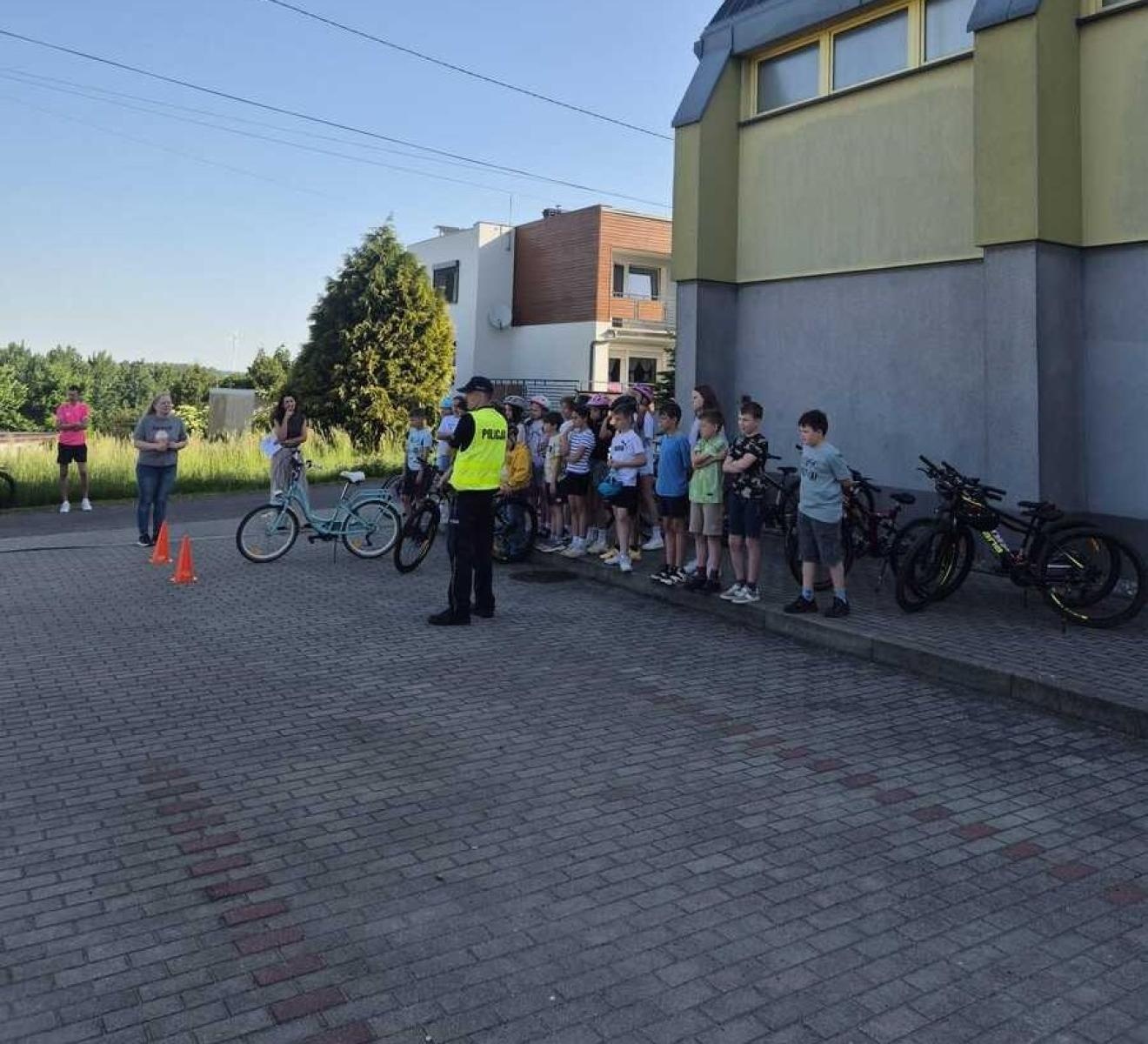 Zdjęcie w galerii na portalu naszraciborz.pl: Policjanci sprawdzają umiejętności młodych rowerzystów. Egzaminy na kartę rowerową w raciborskich szkołach wiadomości z regionu